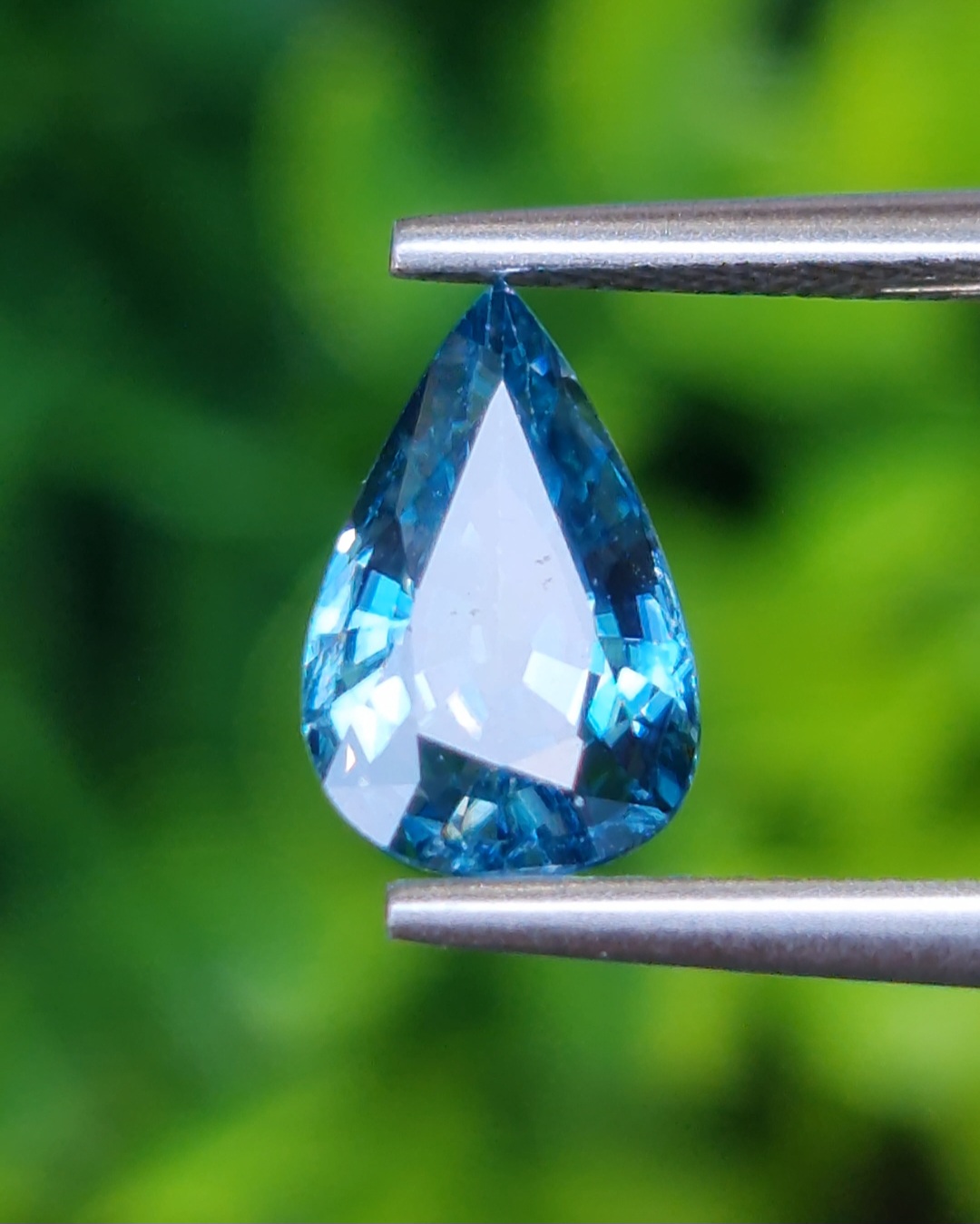 พลอย เพทาย (Zircon) 2.11 กะรัต (Cts.) พลอยแท้ อัญมณีมงคลประจําวันเกิด เครื่องประดับพลอย