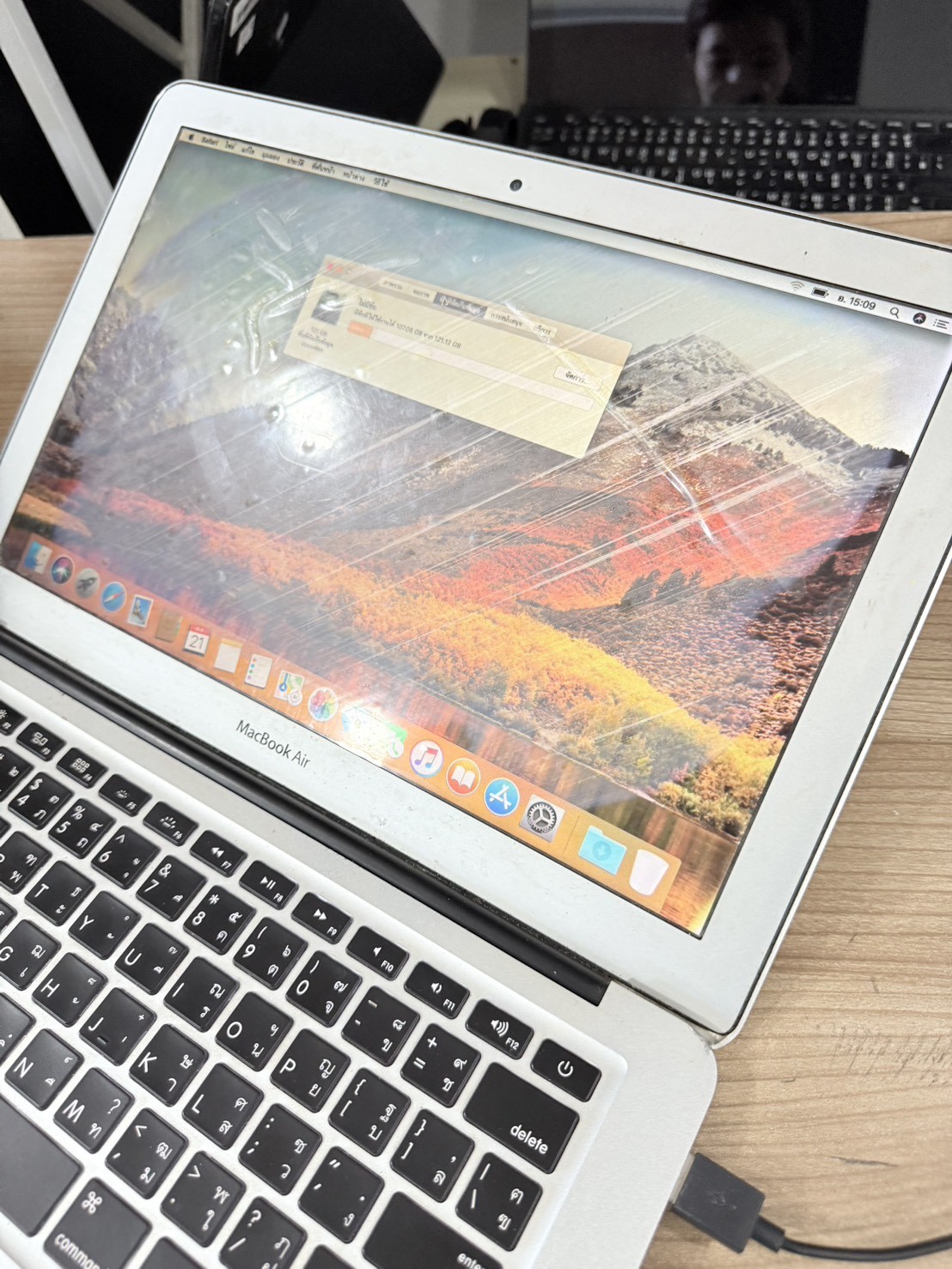 Macbook Air 13" Early 2015(i5-5250U/4GB/SSD 128GB)+Adapter จอไม่ดี ตามรูป มุม เครื่องบุบ