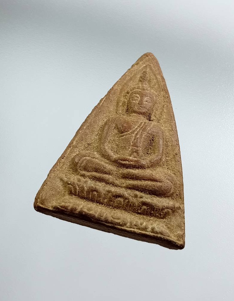 ผ3472 พระพุทธรัศมี พิมพ์สามเหลี่ยม เนื้อดิน ไม่ทราบที่