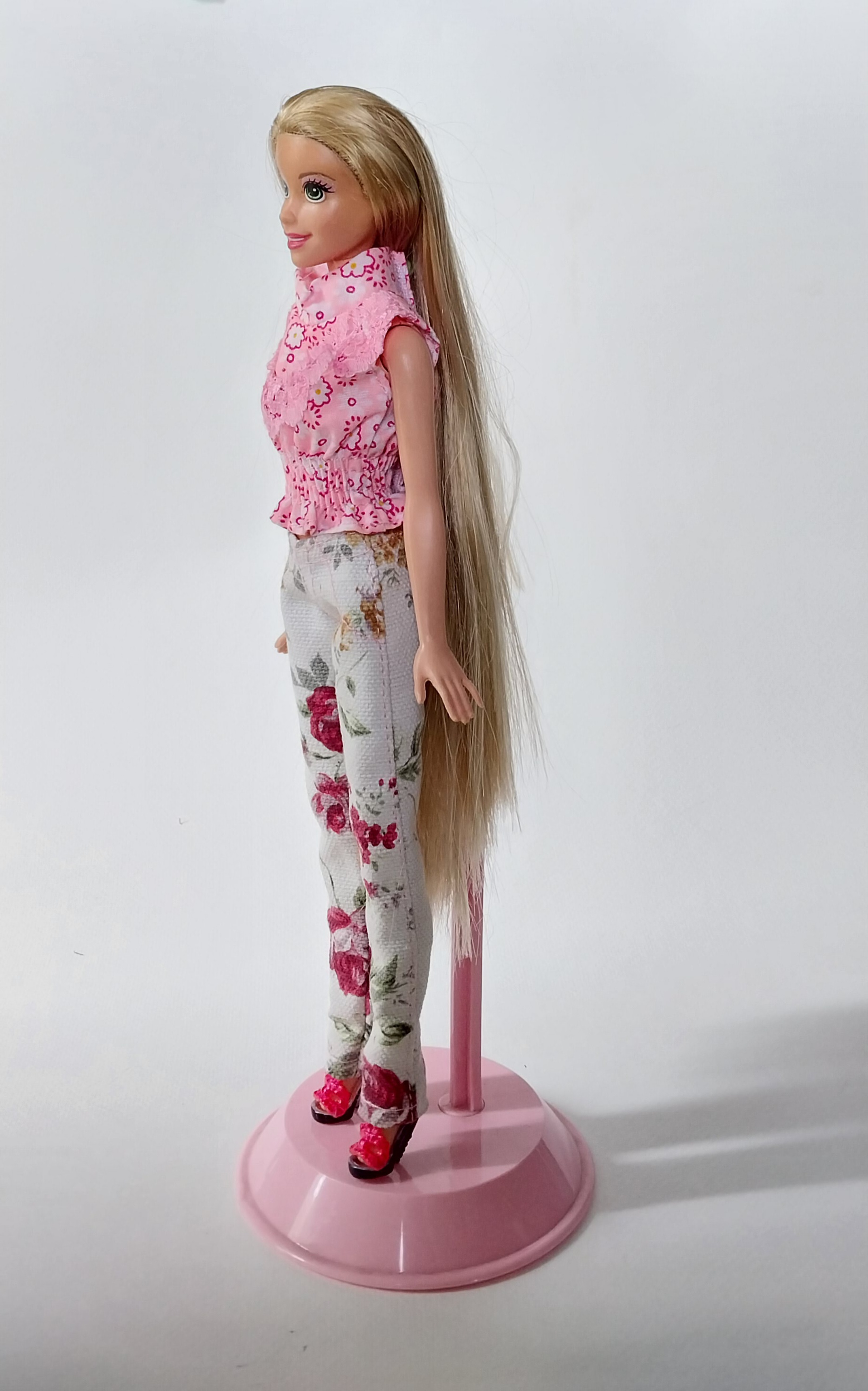 ตุ๊กตาบาร์บี้ เจ้าหญิงราพันเซล แถมชุด**แขนหลวมบ้าง Princess Rapunzel จากดิสนีย์ ปริ๊นเซส Disney Princess หน้าสวย ผมทองยาวสลวย รุ่นขาแข็ง หักงอไม่ได้ ของแท้แมทเทบปี 2012 Made in Indonesia, **ปลายผมมีตำหนิเล็กน้อยตามภาพ