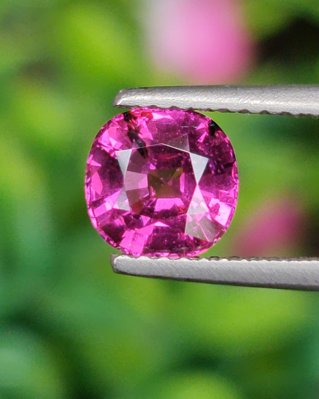 พลอย โรโดไลต์ กาเน็ท Rhodolite Garnet 1.39 กะรัต Cts.พลอยแท้ อัญมณีมงคลประจําวันเกิด เครื่องประดับพลอย