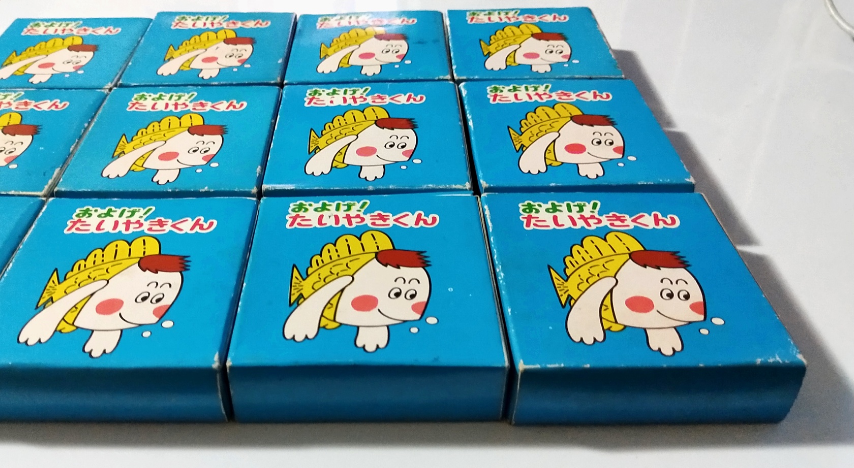 ของเล่นจับสลากรุ่นเก่า ราวปี 2512 กล่องของญี่ปุ่นหน้ากล่องรูปสวยมาก ของจับสลากข้างในยังอยู่ครบเหมือนเดิมเก่าเก็บตามสภาพ ขายยกชุด รวมหนึ่งโหล (12กล่อง)