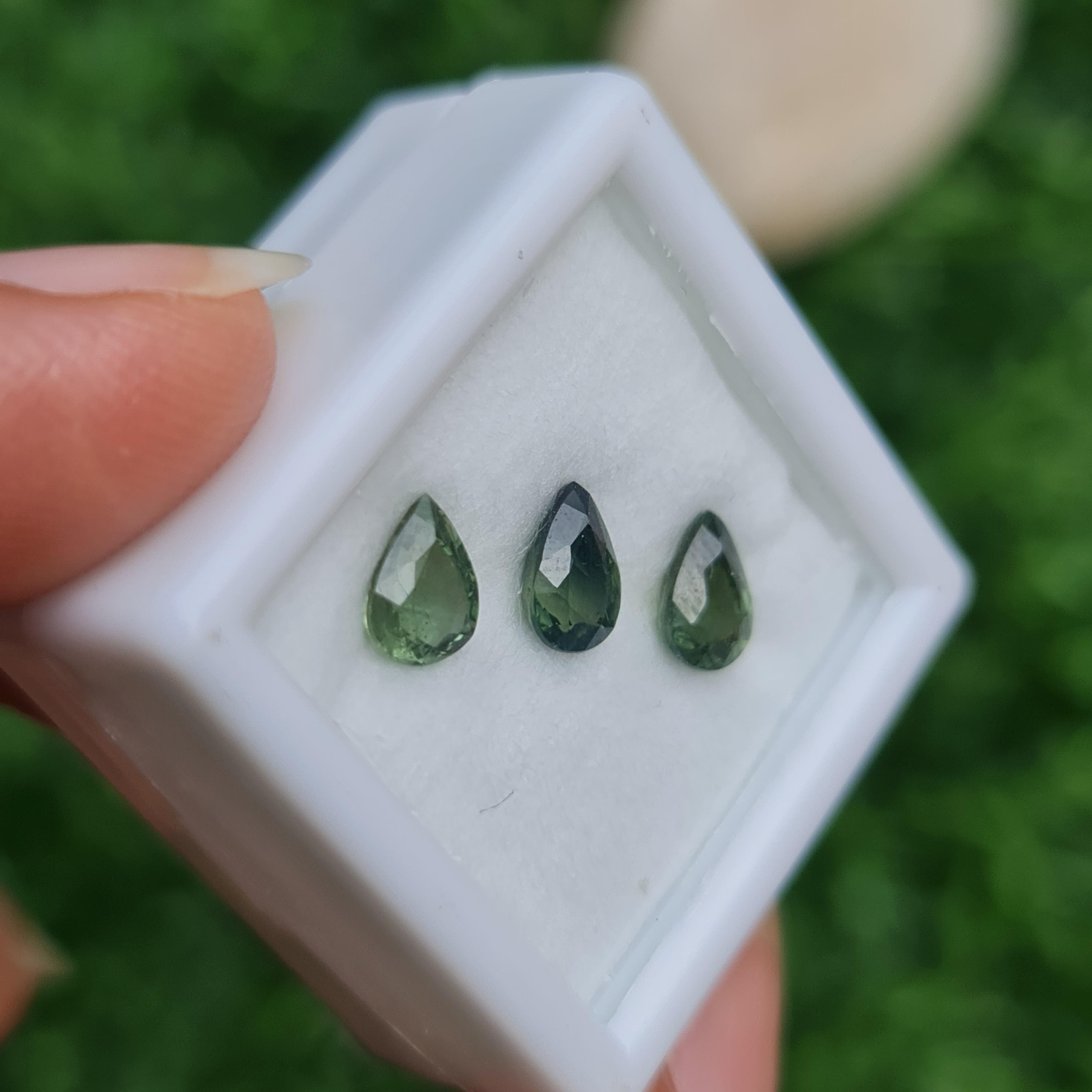 พลอย เขียวส่อง Green Sapphire 2.28 กะรัต (Cts.) ดิบ (Unheated) พลอยแท้ อัญมณีมงคลประจําวันเกิด เครื่องประดับพลอย