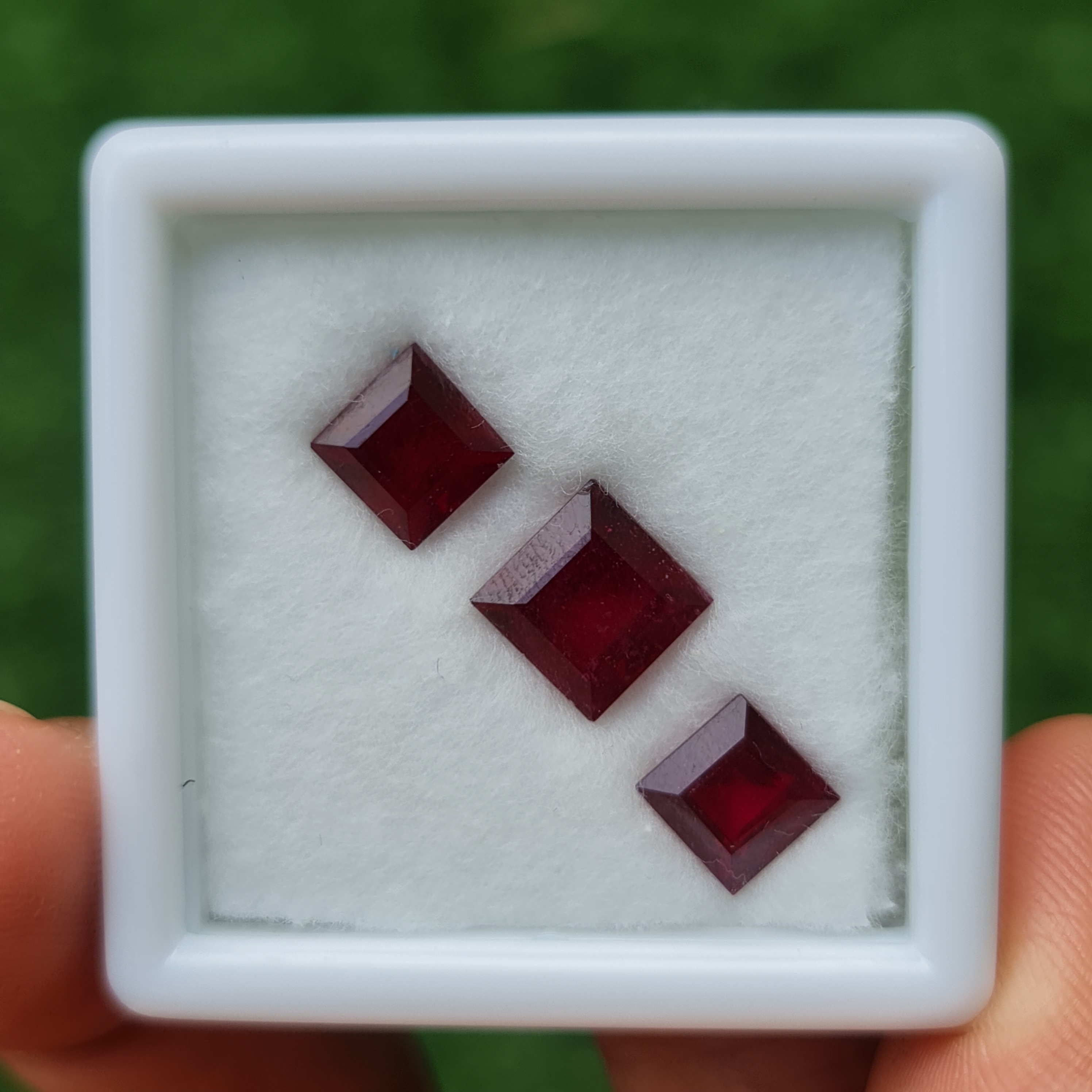 พลอย ทับทิม Ruby sapphire 3 เม็ด 7.40 กะรัต (Cts.) พลอยแท้ อัญมณีมงคลประจําวันเกิด เครื่องประดับพลอย