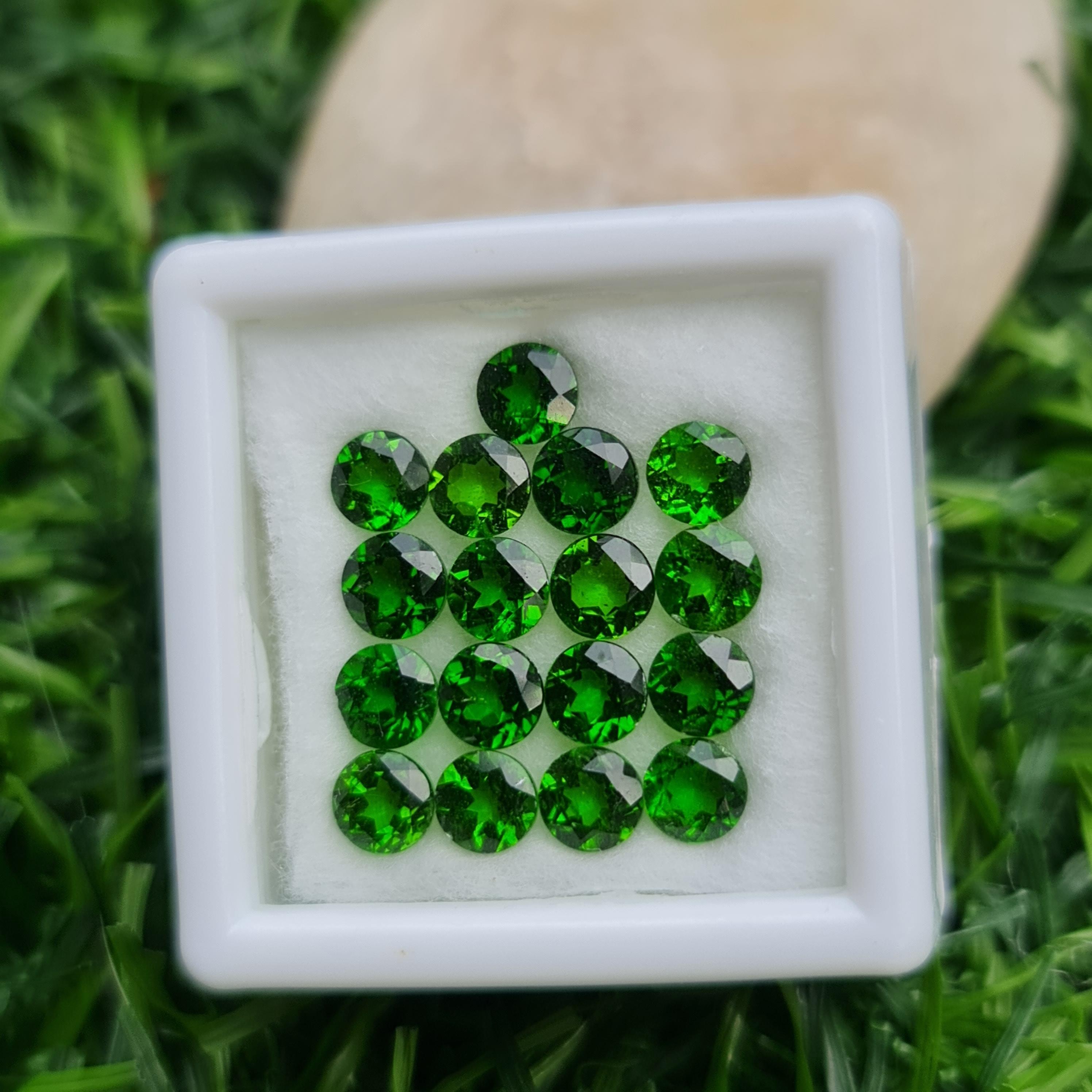 พลอย โครม ไดออพไซด์ Chrome Diopside 5.02 กะรัต (Cts.) 17 เม็ด พลอยแท้ อัญมณีมงคลประจําวันเกิด เครื่องประดับพลอย