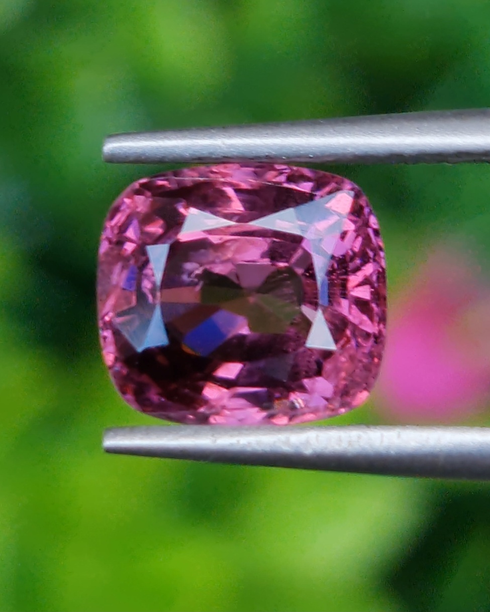 พลอย สปิเนล พม่า Burmese Spinel 2.54 กะรัต (Cts.) ดิบ Unheated พลอยแท้ อัญมณีมงคลประจําวันเกิด เครื่องประดับพลอย