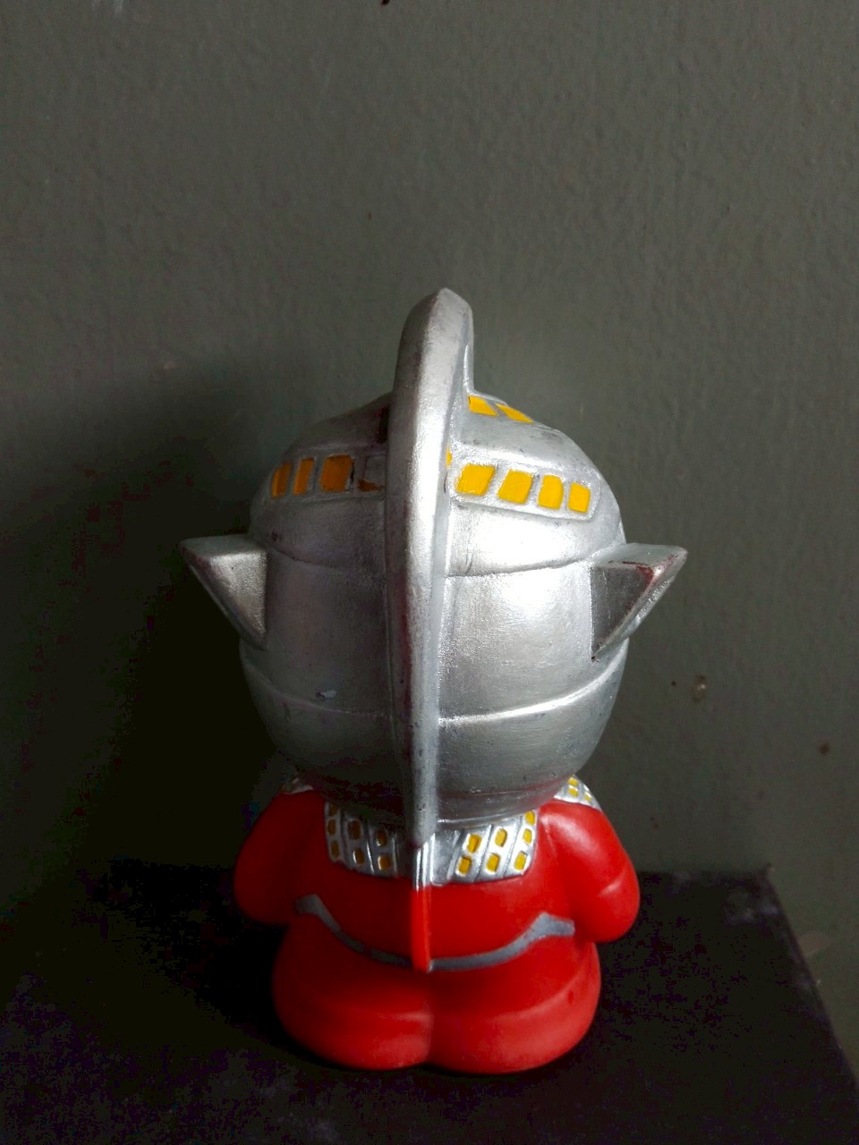 ออมสินอุลตร้าเซเว่น** ผ่านการทำสีมาบ้าง ขนาดประมาณ 6 นิ้ว ตามภาพ งานเก่าเก็บสะสม