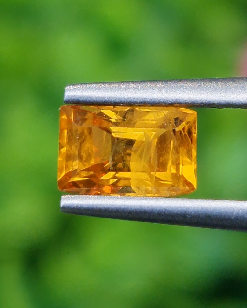 พลอย บุษราคัม yellow sapphire 1.06 กะรัต พลอยแท้ อัญมณีมงคลประจําวันเกิด เครื่องประดับพลอย
