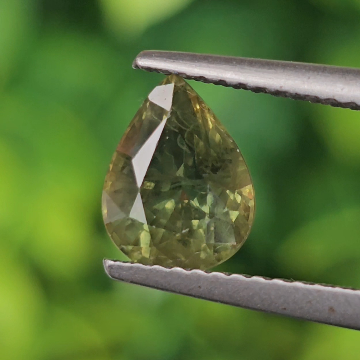 พลอย เขียวส่อง Green Sapphire 2.00 กะรัต (Cts.) พลอยแท้ อัญมณีมงคลประจําวันเกิด เครื่องประดับพลอย