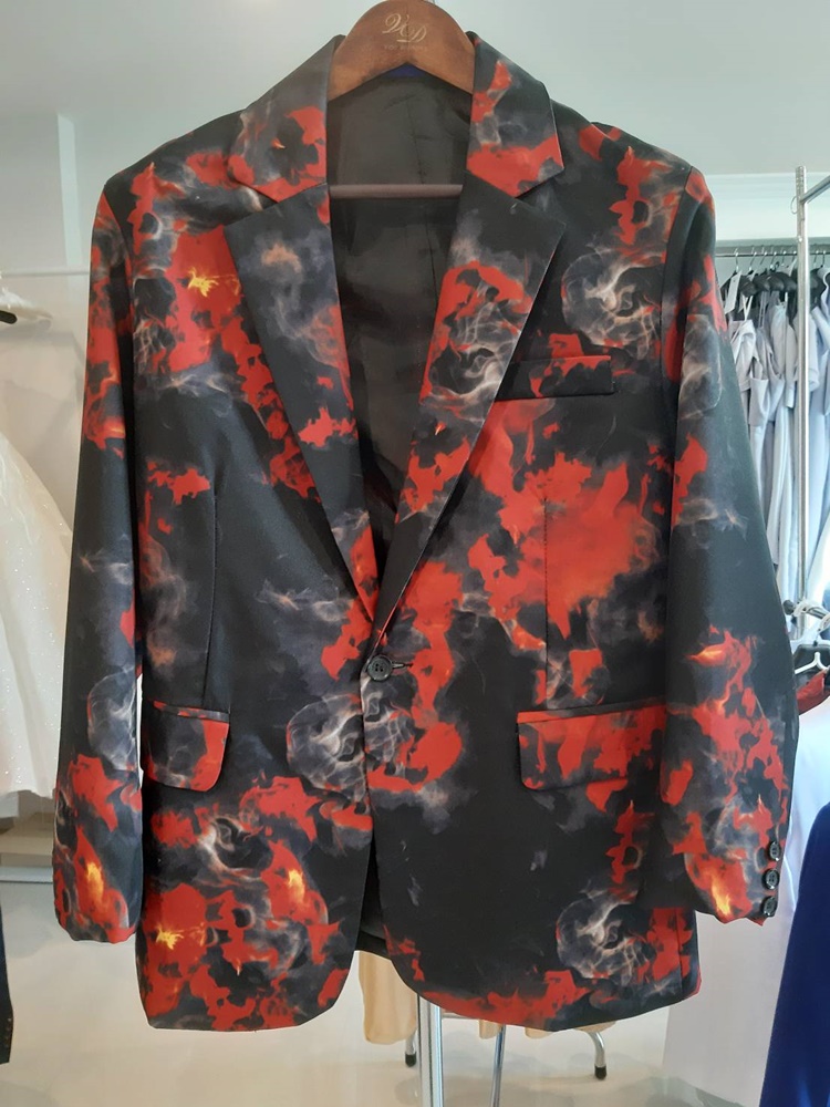 เช่า เสื้อสูทชาย สีแดงดำ พิมพ์ลายกราฟฟิก กับกางเกงสีดำ