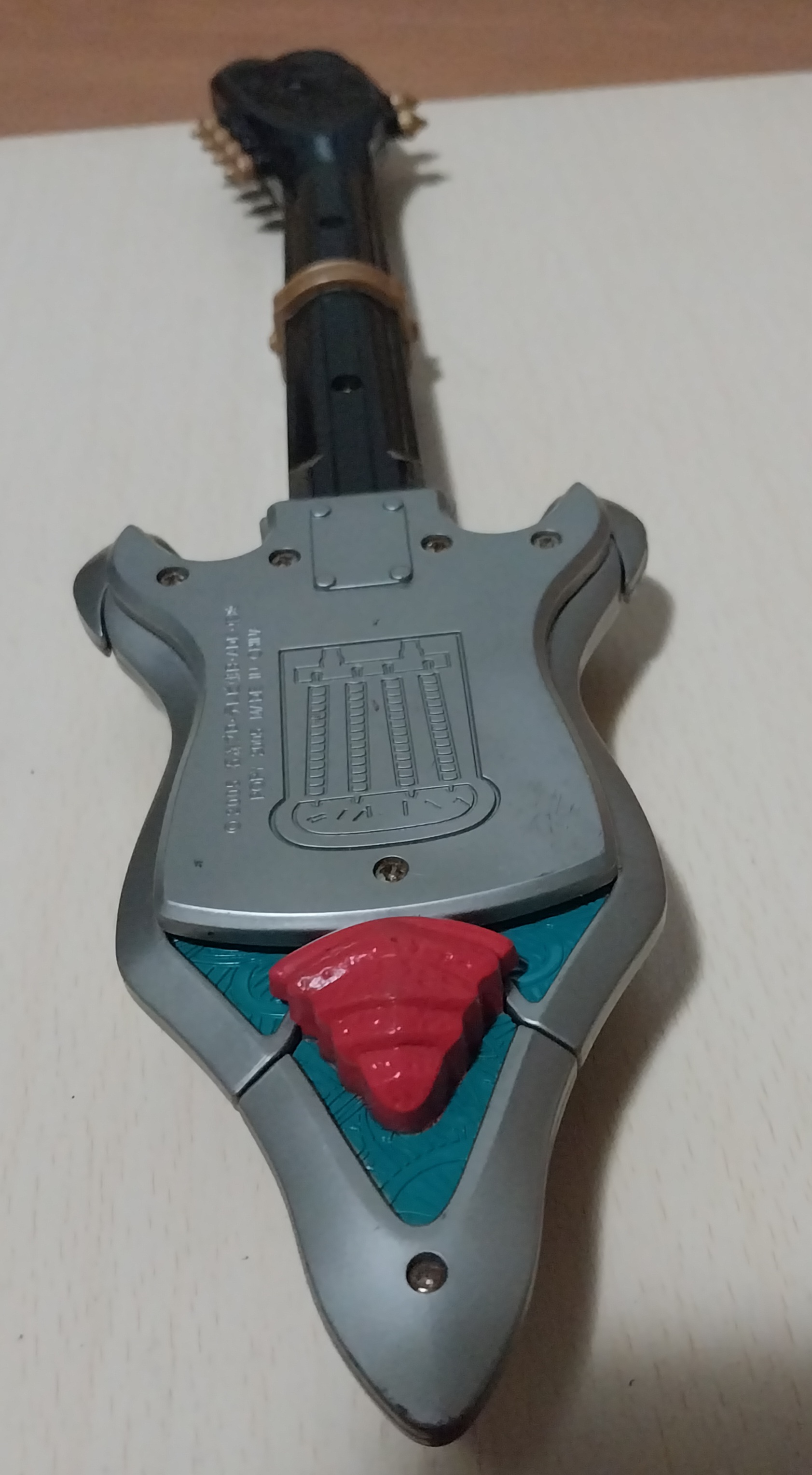 มือ2 มีหลายภาพ, ไม่มีกลไกใดๆ นอกจากกดปุ่มแล้วด้านข้างของหัวกีตาร์เปิดออก ,กีตาร์ของไรเดอร์โทโรโดกิ จากซีรีย์ มาสค์ไรเดอร์ฮิบิกิ Masked Rider Hibiki