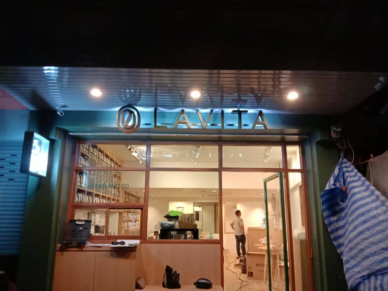 ป้ายไฟออกหลังร้านLAVITA coffee