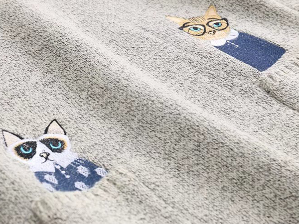 เสื้อไหมพรมวูลหนานุ่มตัวยาว แต่งกระเป๋าคู่ปักลายแมวน่ารัก (12348LM)