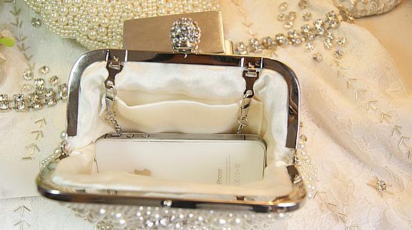 พร้อมส่ง Evening Clutch กระเป๋าออกงาน ทรงเปลือกหอย แต่งมุกทั้งใบ&จุกเปิดคริสตัล มาพร้อมสายสะพายสั้น/ยาว ขนาด S