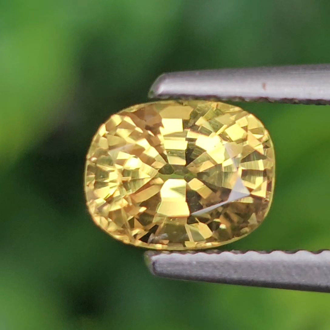 พลอย บุษราคัม yellow sapphire 1.17 กะรัต (Cts.) ดิบ (Unheated) พร้อมใบเซอร์ พลอยแท้ อัญมณีมงคลประจําวันเกิด เครื่องประดับพลอย