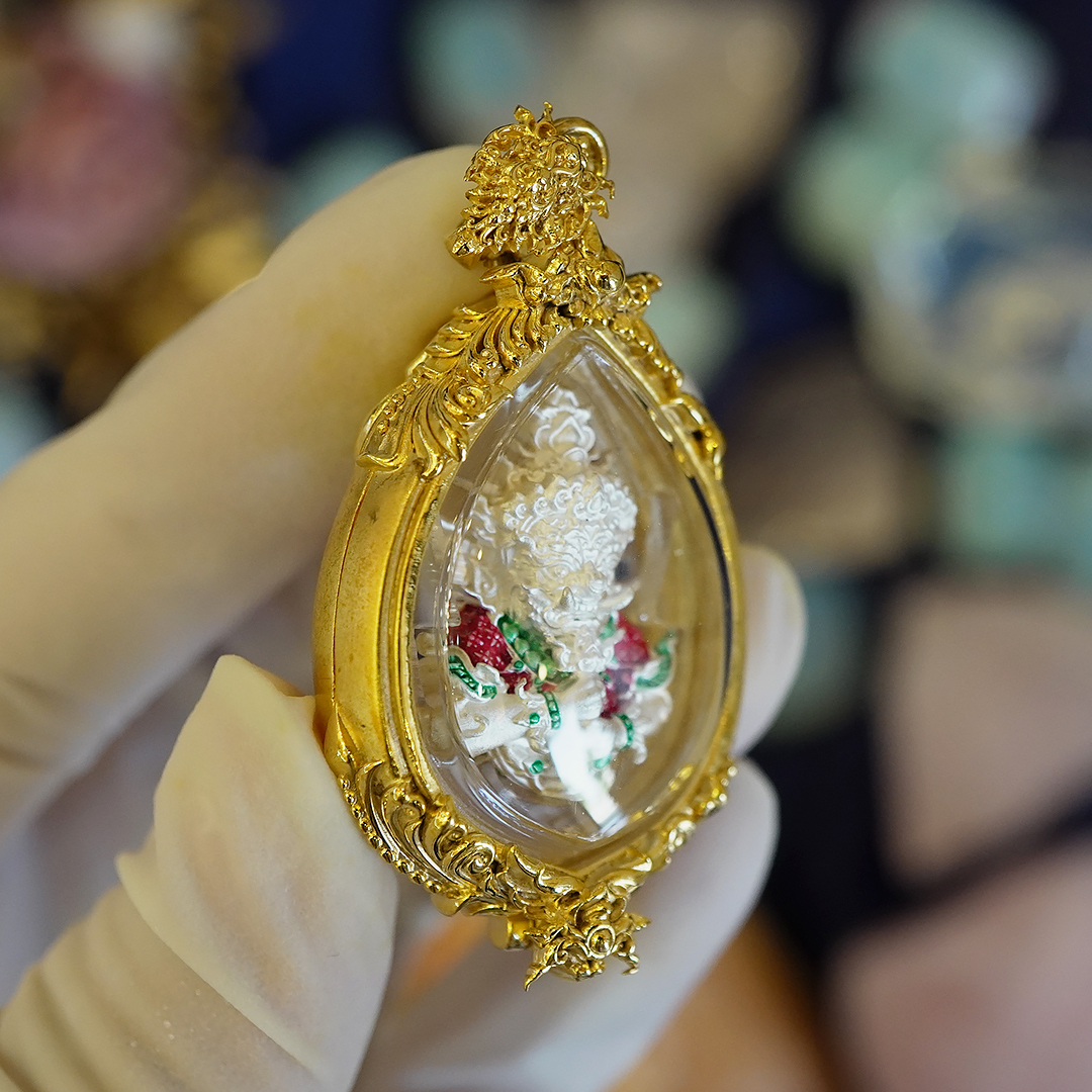 รูปหล่อลอยองค์ท้าวเวสสุวรรณโณ เนื้อบรอนซ์นอกชุบเงินลงยา พร้อมเลี่ยมกรอบเนื้อบรอนซ์ชุบทอง