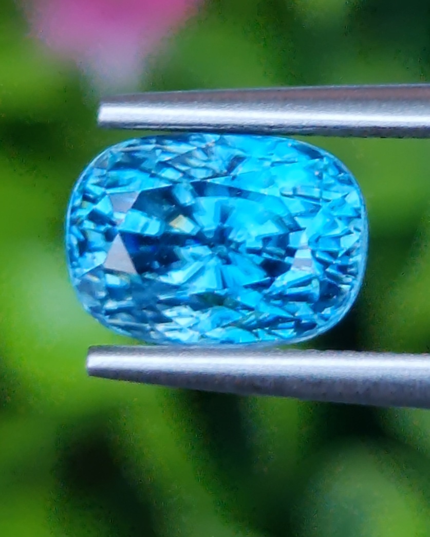 พลอย เพทาย (Zircon) 4.49 กะรัต (Cts.) พลอยแท้ อัญมณีมงคลประจําวันเกิด เครื่องประดับพลอย