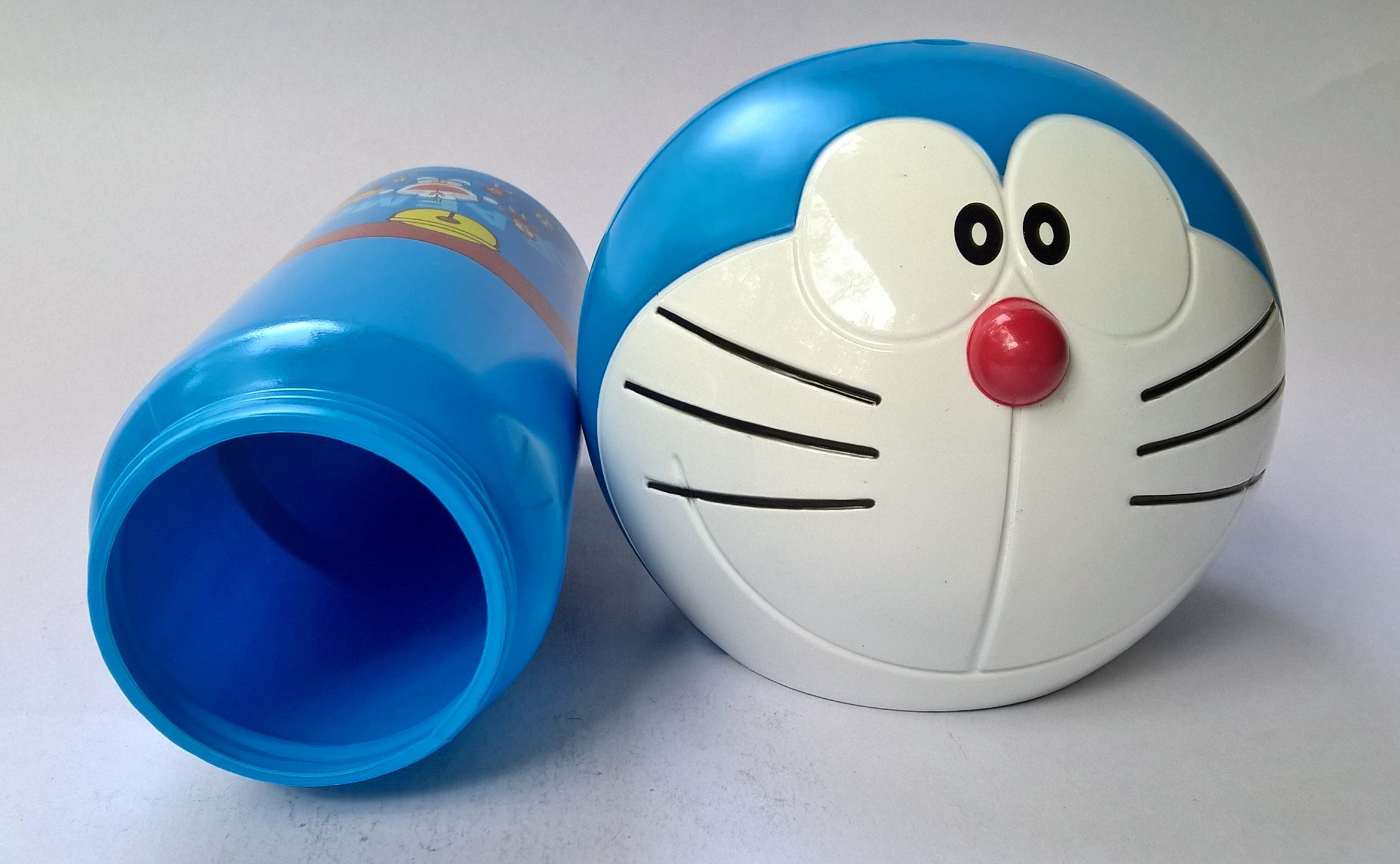 ของสะสม **แก้มมีจุดสีชมพูมาจากโรงงาน ตามภาพ,หัวโดราเอม่อน Doraemon ของสะสมจากJiffy เป็นกระบอกใส่น้ำน่ารักสีฟ้า