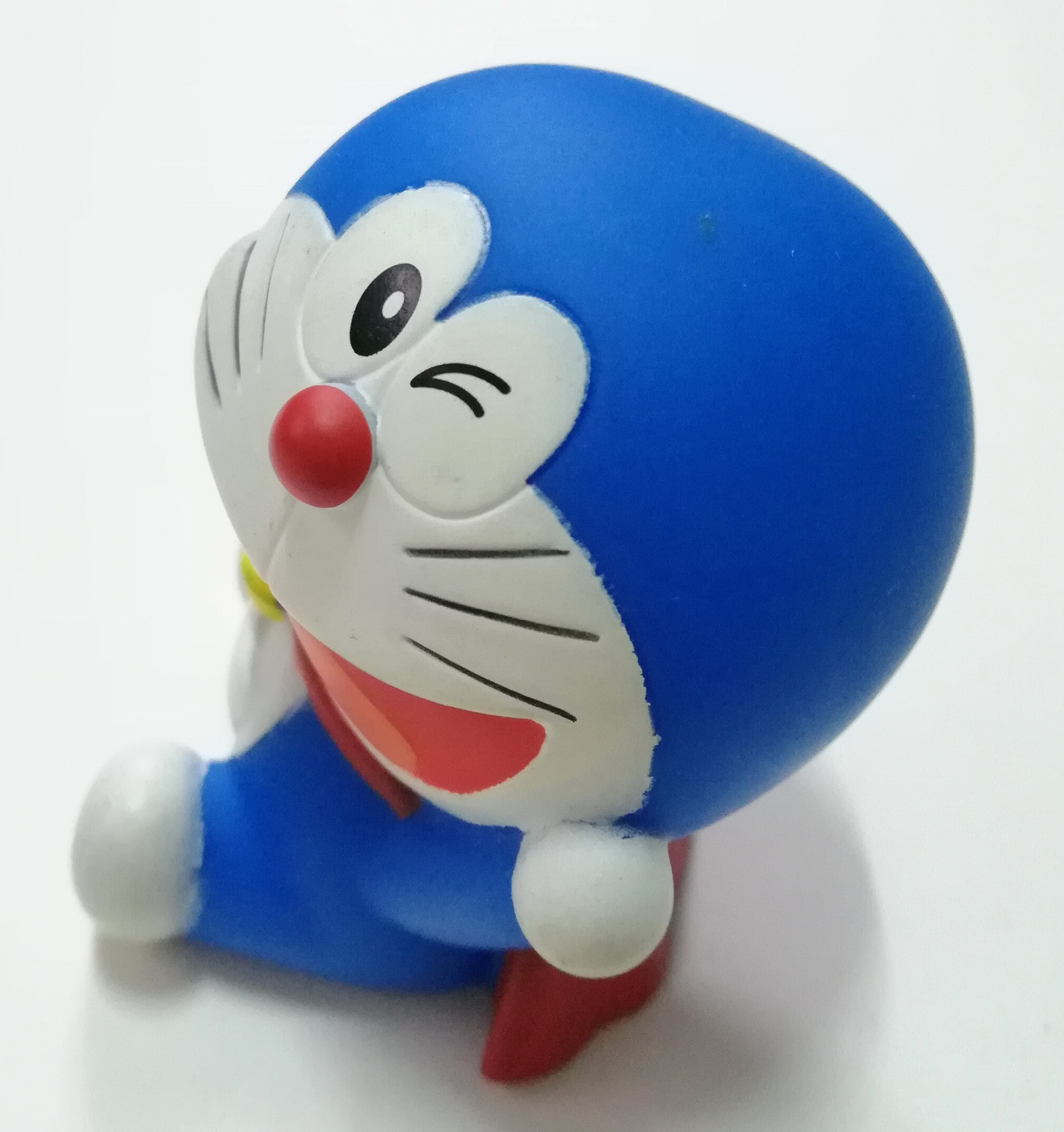 ของสะสมโดเรม่อน **มีตำหนิตามภาพ ซอฟโดเรม่อน โดราเอม่อนนั่งยิ้มตาหยีข้างเดียว ใส่ผ้าคลุมแดง