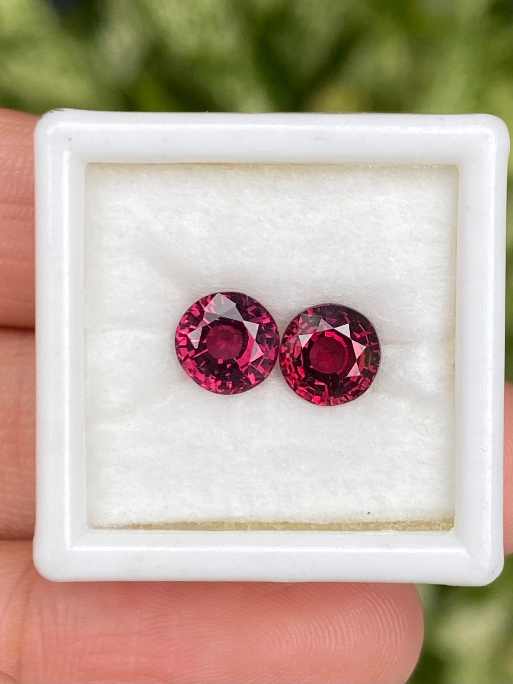 พลอย โรโดไลต์ กาเน็ท Rhodolite Garnet 2 เม็ด Pcs. 2.50 กะรัต Cts.พลอยแท้ อัญมณีมงคลประจําวันเกิด เครื่องประดับพลอย