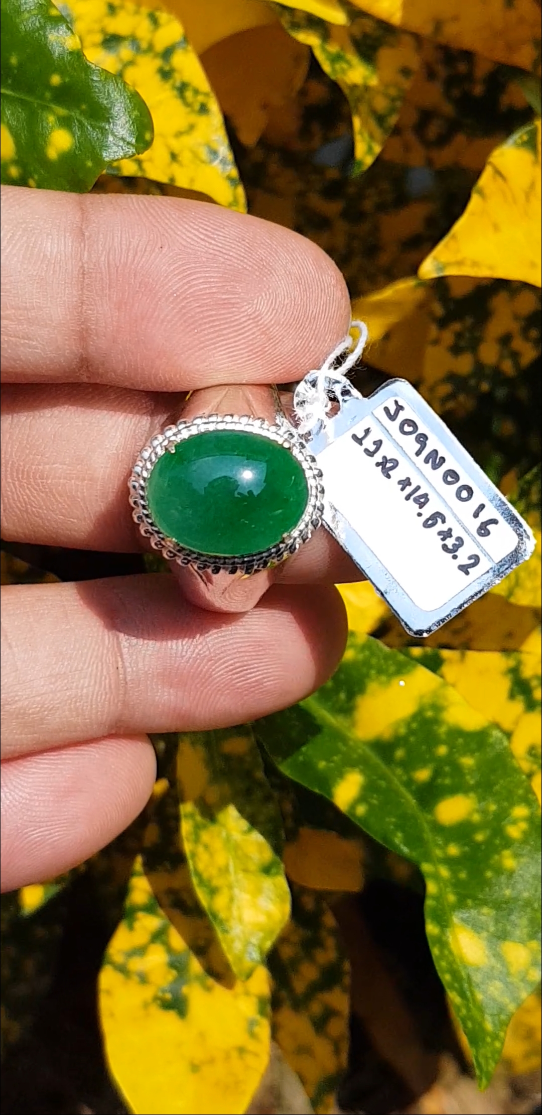 หยก พม่า แท้ Jade แหวนหยก 翡翠戒指 (Jadeite ring) 4.21 กะรัต (Cts.) ดิบ Size 62 ไม่ผ่านการปรับปรุง (Type A) พม่า (Myanmar)
