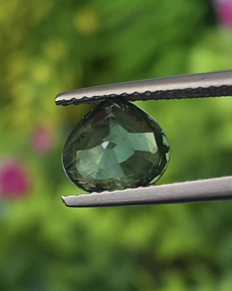 พลอย เขียวส่อง (Bluish Green Sapphire) 2.22 กะรัต (Cts.) พลอยแท้ อัญมณีมงคลประจําวันเกิด เครื่องประดับพลอย