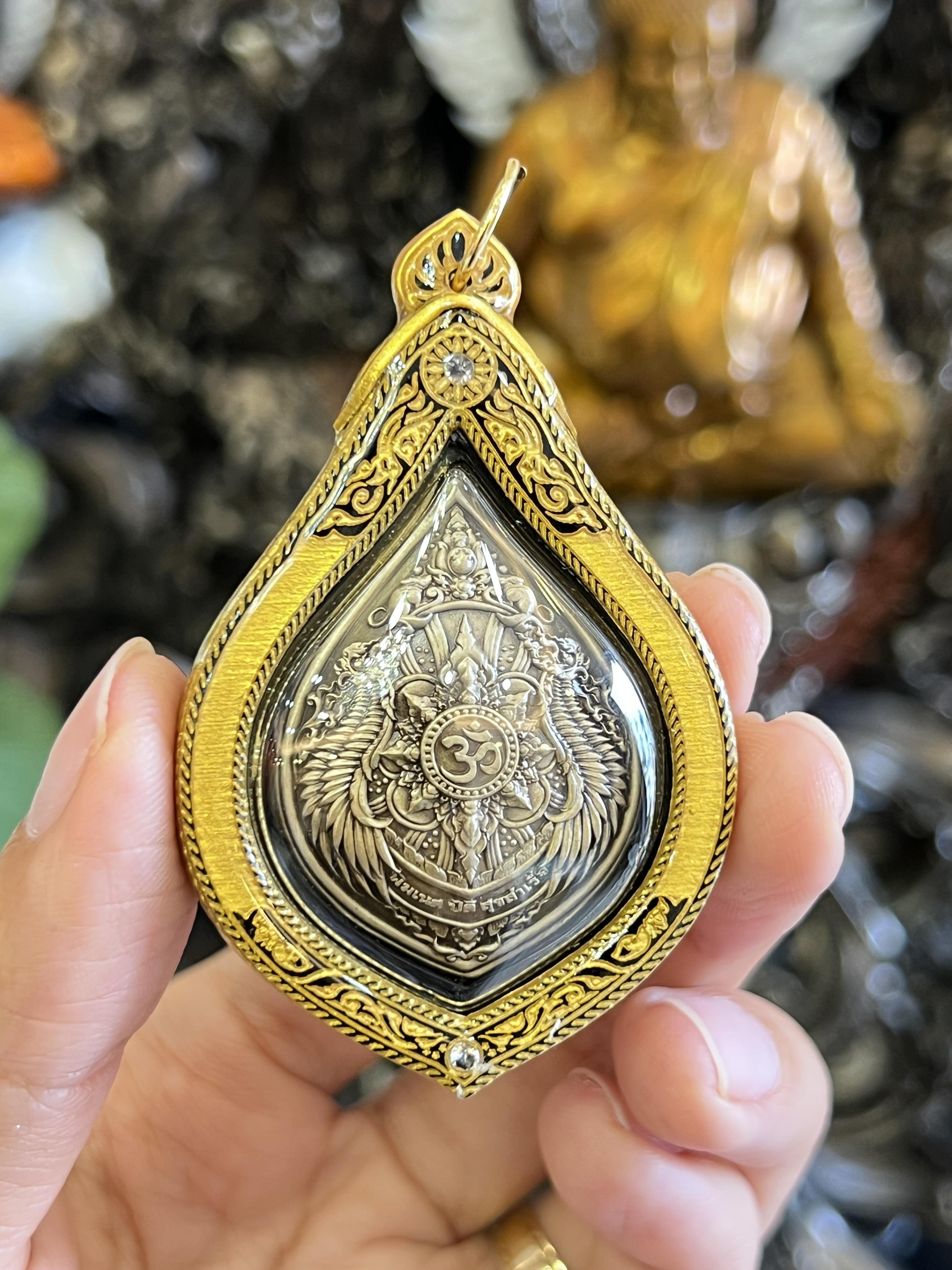 เหรียญพระพิฆเนศ รุ่น ปิติ สุขสำเร็จ เนื้อบรอนซ์ซาตินองค์ชุบทอง เลี่ยมอคริลิคลายขอบข้าง