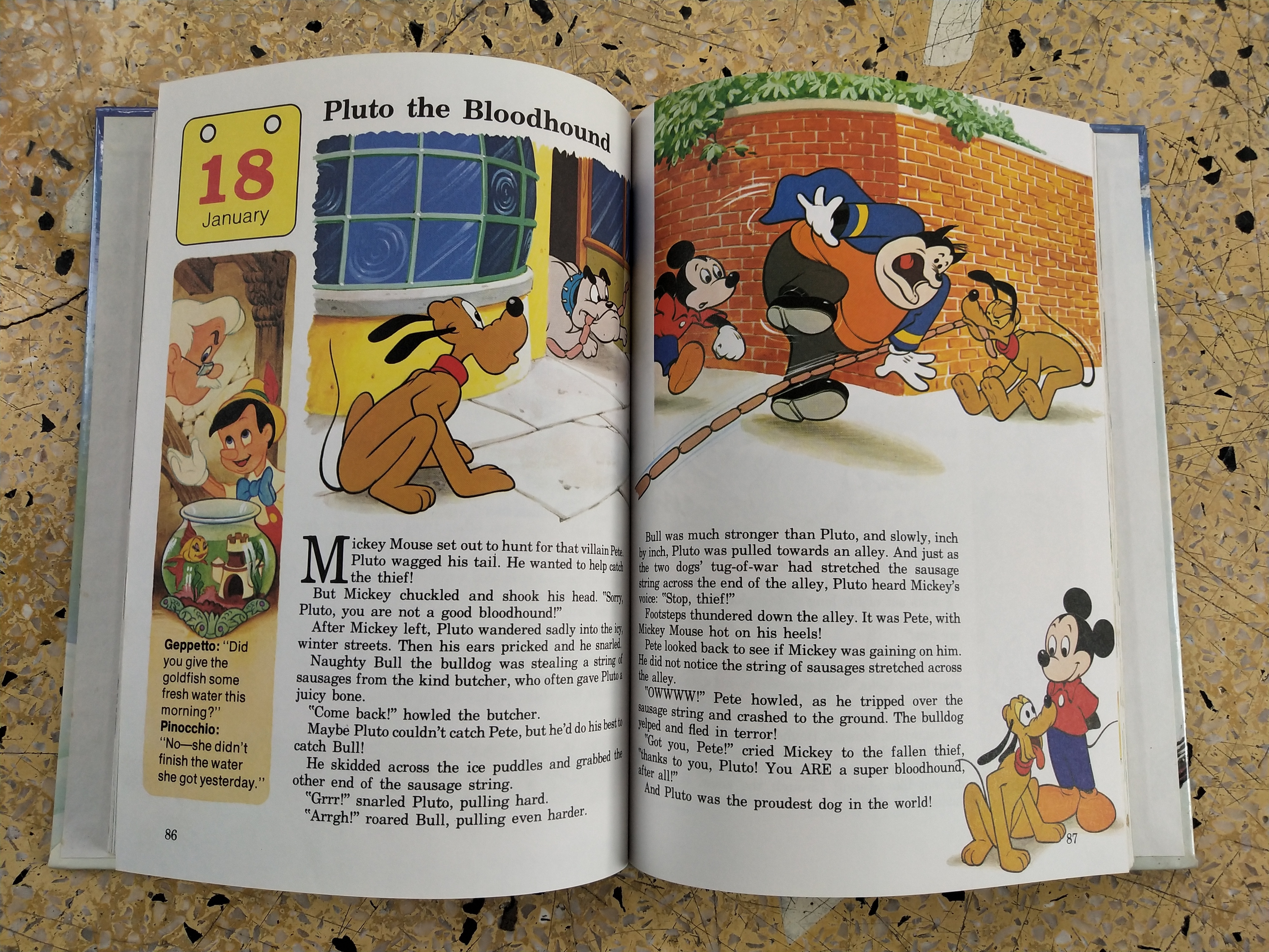 หนังสือภาพการ์ตูนดิสนีย์น่ารัก **หนังสิอเก่า มีตำหนิ โปรดตรวจสอบทุกภาพ ปกแข็ง ฉบับภาษาอังกฤษ เล่าเรื่องราวของทุกวันในฤดูหนาว ผ่านตัวการ์ตูนจากดิสนีย์ Story a Day for every day of the year ,Winter