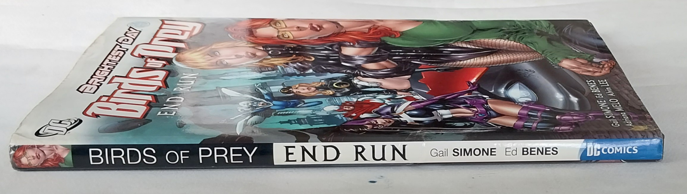 หนังสือภาพการ์ตูน ปกแข็ง มีปกหุ้ม **มีตำหนิ โปรดดูทุกภาพ,DC comics ฉบับภาษาอังกฤษ brightest Day Birds of prey End Run, โดย Gail Simons ed Benes, Adriana Melo Alvin lee หนังสือปกแข็งมีปกหุ้ม กระดาษมัน ภาพสีทั้งเล่ม