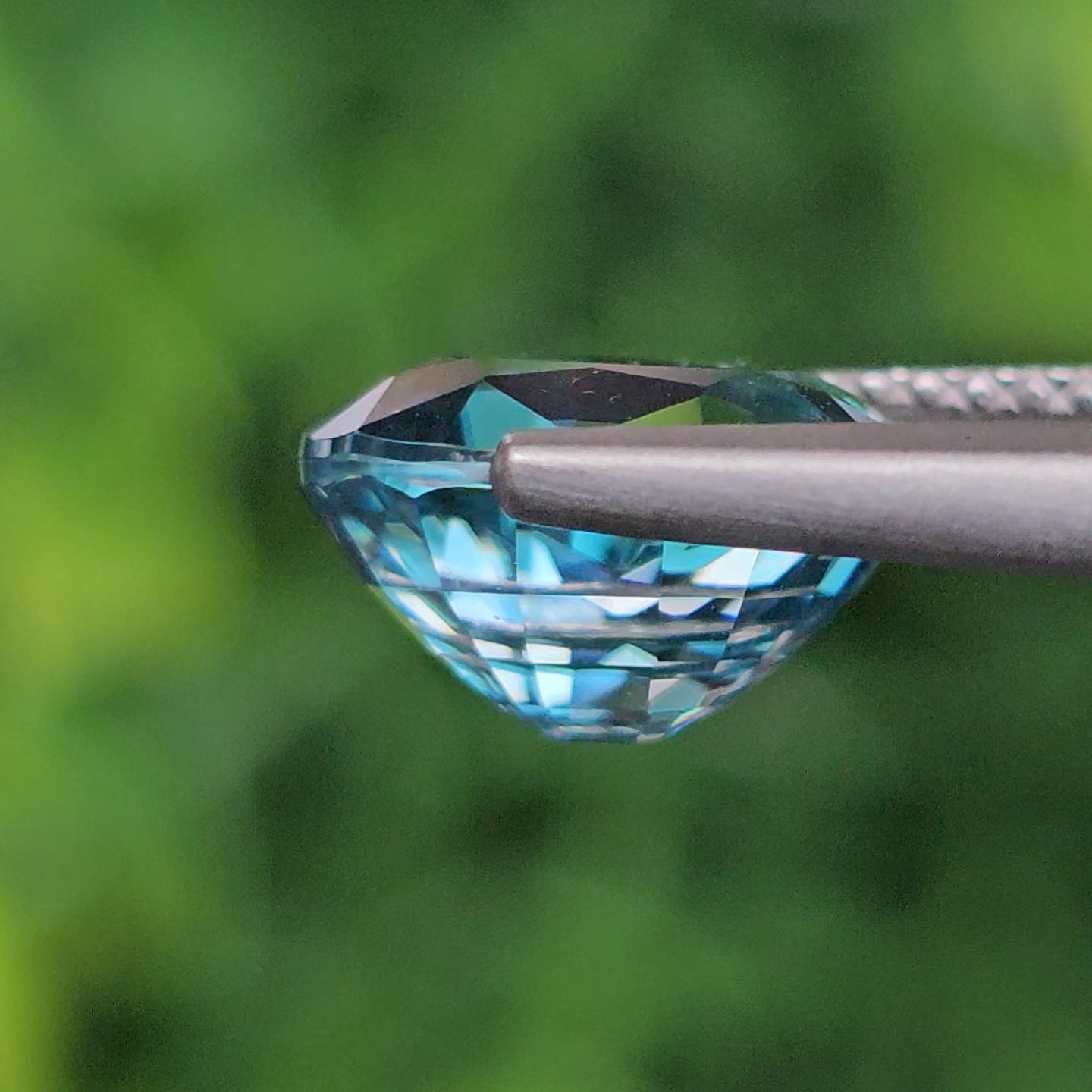 พลอย เพทาย (Zircon) 4.65 กะรัต (Cts.) พลอยแท้ อัญมณีมงคลประจําวันเกิด เครื่องประดับพลอย