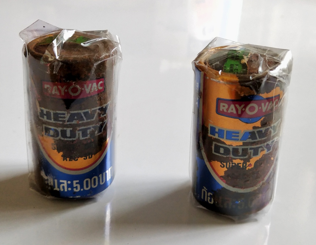 ของเก่าสะสม ไฟฉาย EVEREADY กระบอกเหล็ก เปลี่ยนถ่าน และหลอดไฟได้ สภาพเก่าเก็บ ใช้ไม่ได้แล้ว แถมถ่าย RAY O VAC (ถ่านสิ้นสภาพการใช้งานแล้ว)2ก้อน ยังไม่ได้แกะขั้ว ขายทั้งหมด