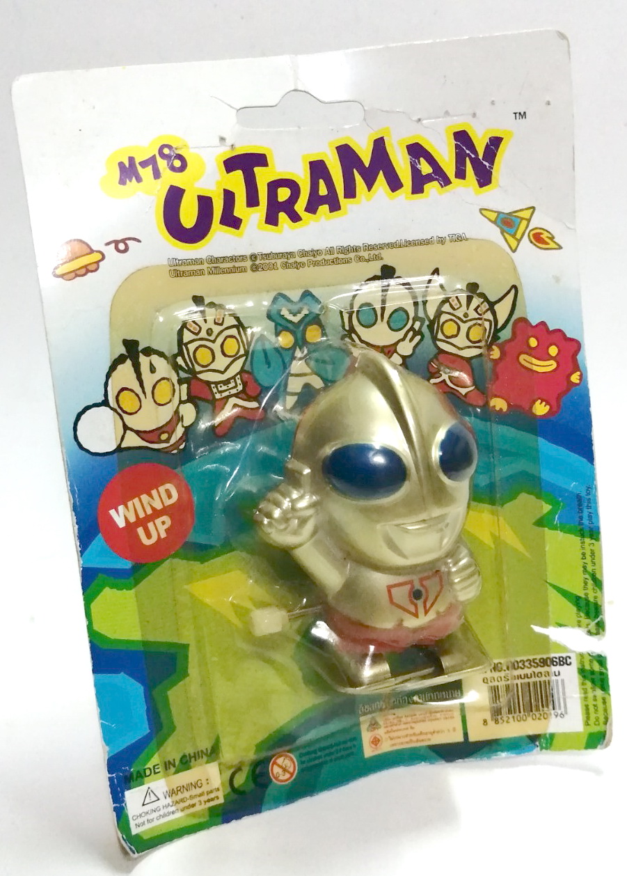 ของสะสมงานสะสมเก่าเก็บ แพคมีรอยยับและงอบ้างตามสภาพ, ตุ๊กตาไขลานอุลตร้าแมนมิลเลนเนียม Wind up doll,Ultraman Millenium , Thai copy right TIGA and CHIYO 2001 งานคนไทยลิขสิทธิ์บ.ไทก้า และไชโยฯ ปี2001 สิบแปดปีมาแล้ว ปัจจุบันหายากถึงยากมาก และอยู่ในแพคแบบนี้ แท