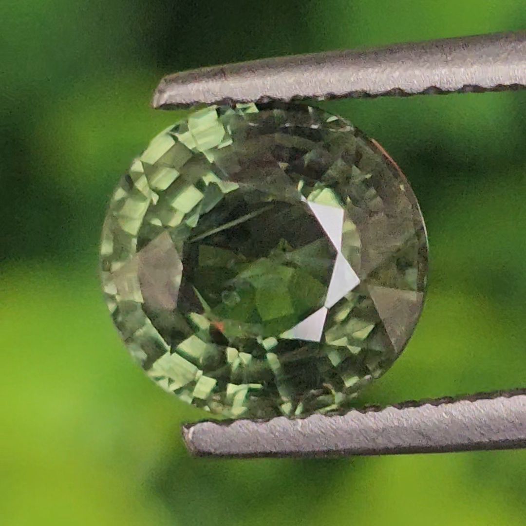 พลอย เขียวส่อง (Green Sapphire) 2.07 กะรัต (Cts.) พลอยแท้ อัญมณีมงคลประจําวันเกิด เครื่องประดับพลอย