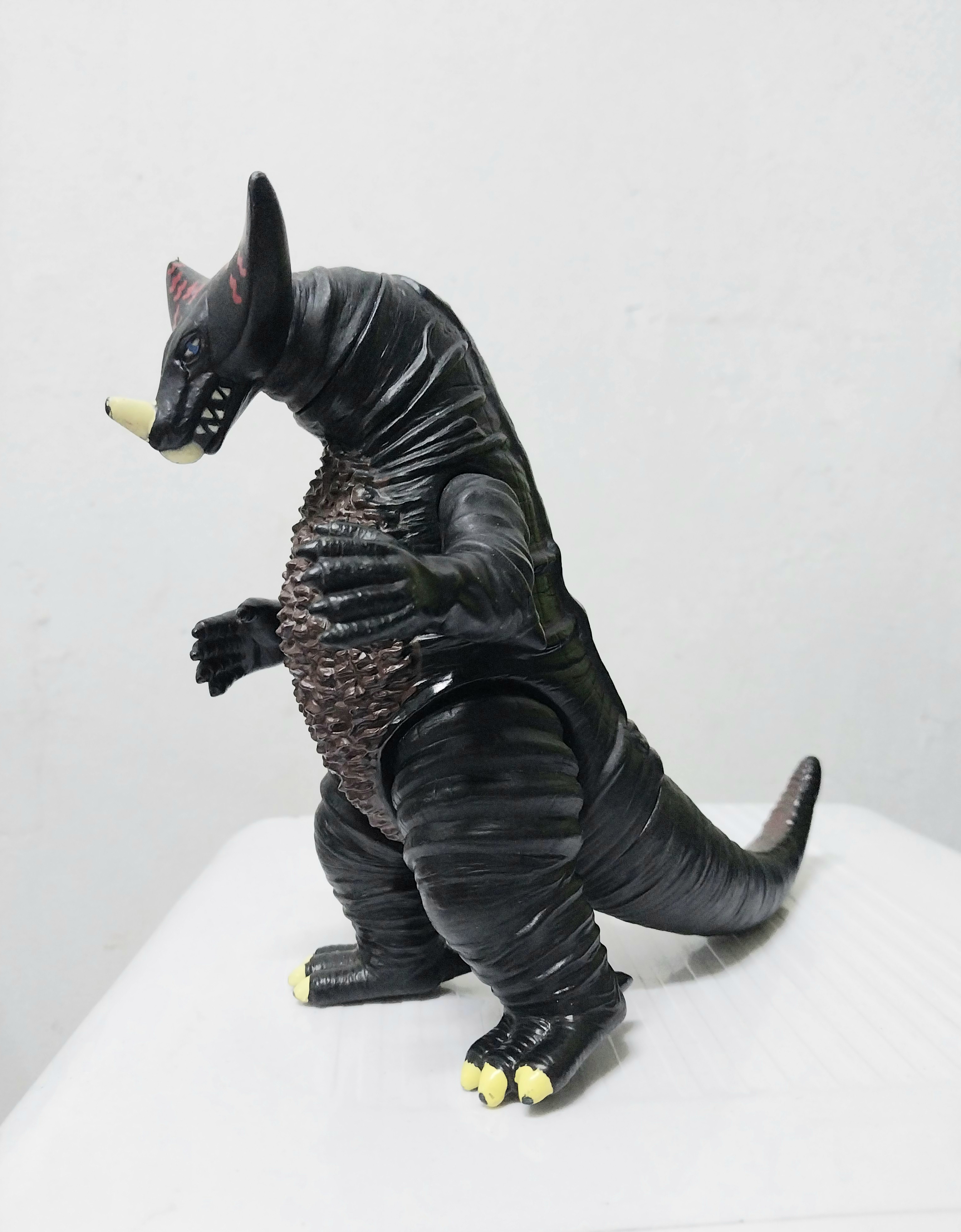 มีรอยสีลอกที่จมูก มีหลายภาพ งาน Bandai Japan ซอฟ6" สัตว์ประหลาดโกโมร่า