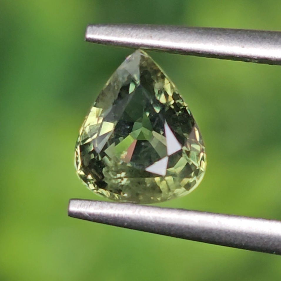 พลอย เขียวส่อง Green Sapphire 1.09 กะรัต (Cts.) พลอยแท้ อัญมณีมงคลประจําวันเกิด เครื่องประดับพลอย