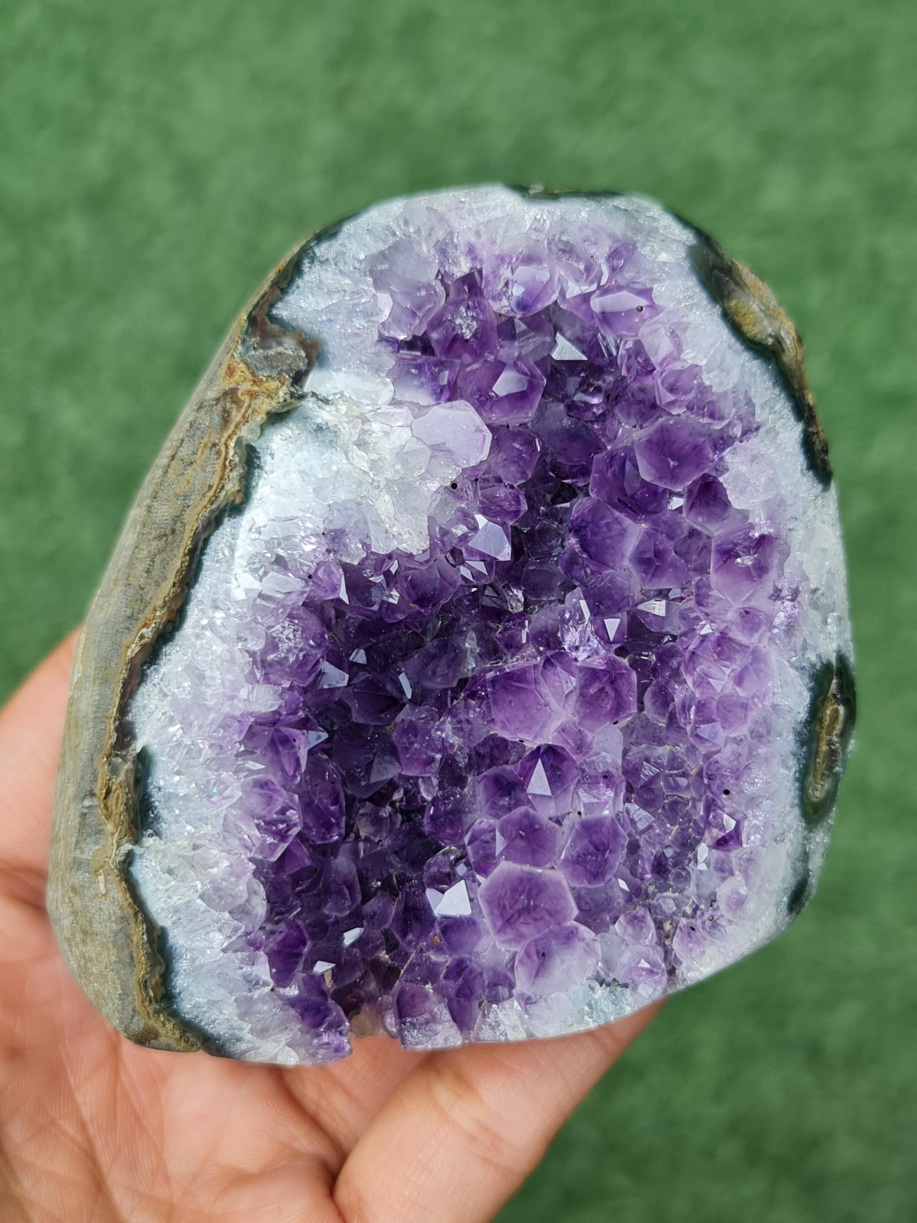 ก้อน ผลึก อเมทิส จีโอด Amethyst Geode 356 กรัม (grams.) พลอยแท้ อัญมณีมงคลประจําวันเกิด เครื่องประดับพลอย