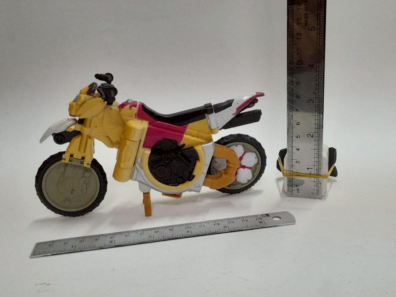 มีหลายภาพ รถมอเตอร์ไซค์ซากุระ จาก ซีรีย์มาสค์ไรเดอร์ไกมุ**ของมีตามภาพ
