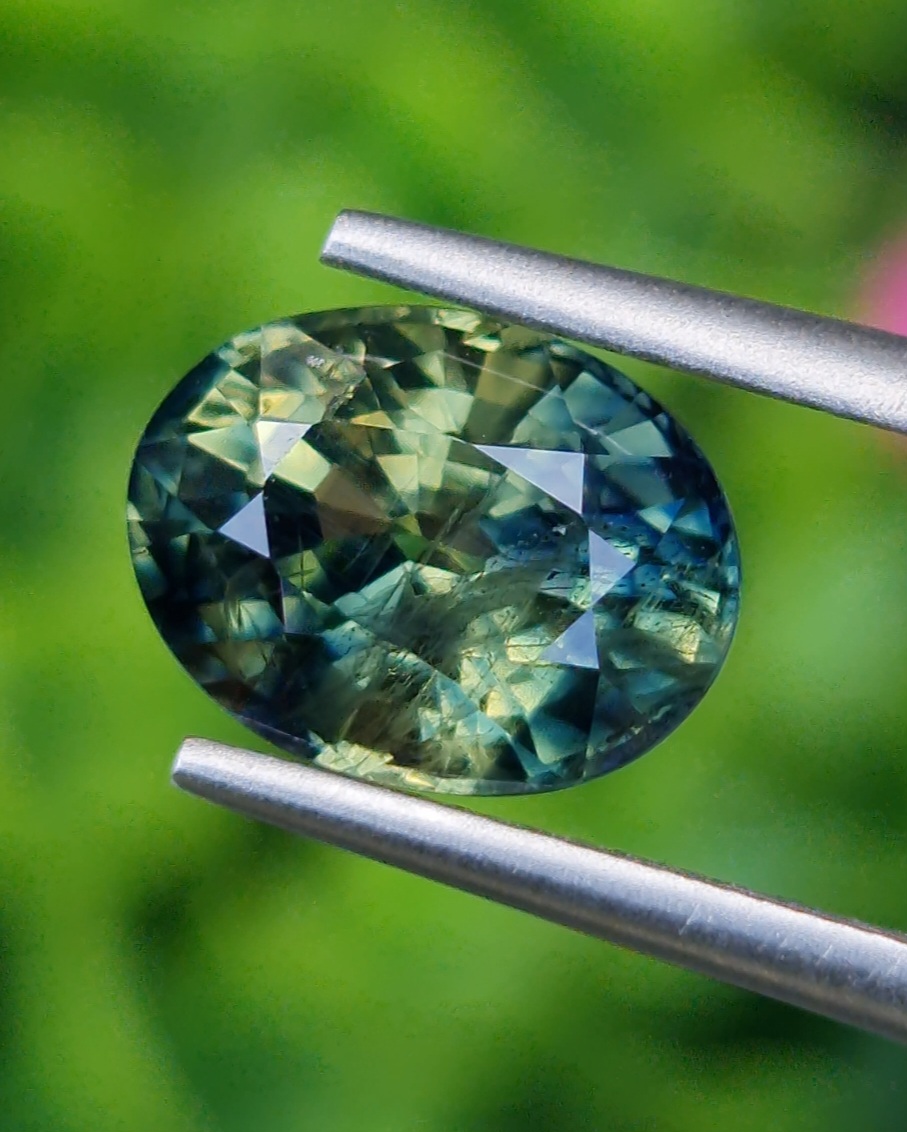 พลอย แซฟไฟร์ 3 สี Tri-Color Sapphire 3.45 กะรัต (Cts.) พลอยแท้ อัญมณีมงคลประจําวันเกิด เครื่องประดับพลอย