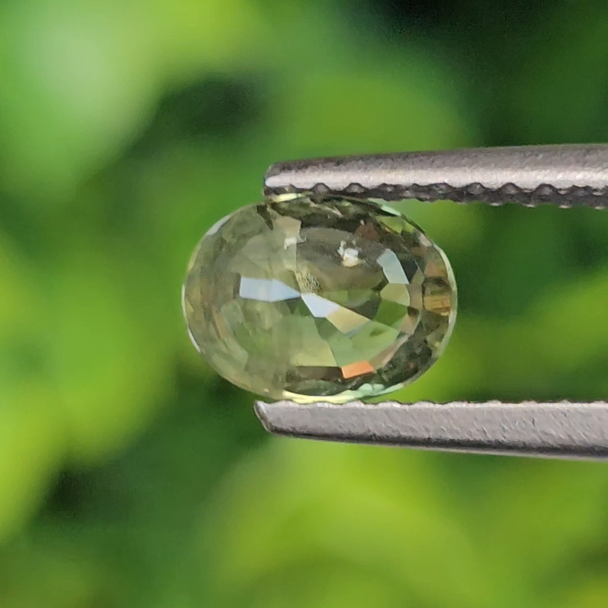 พลอย เขียวส่อง Green Sapphire 1.06 กะรัต (Cts.) พลอยแท้ อัญมณีมงคลประจําวันเกิด เครื่องประดับพลอย