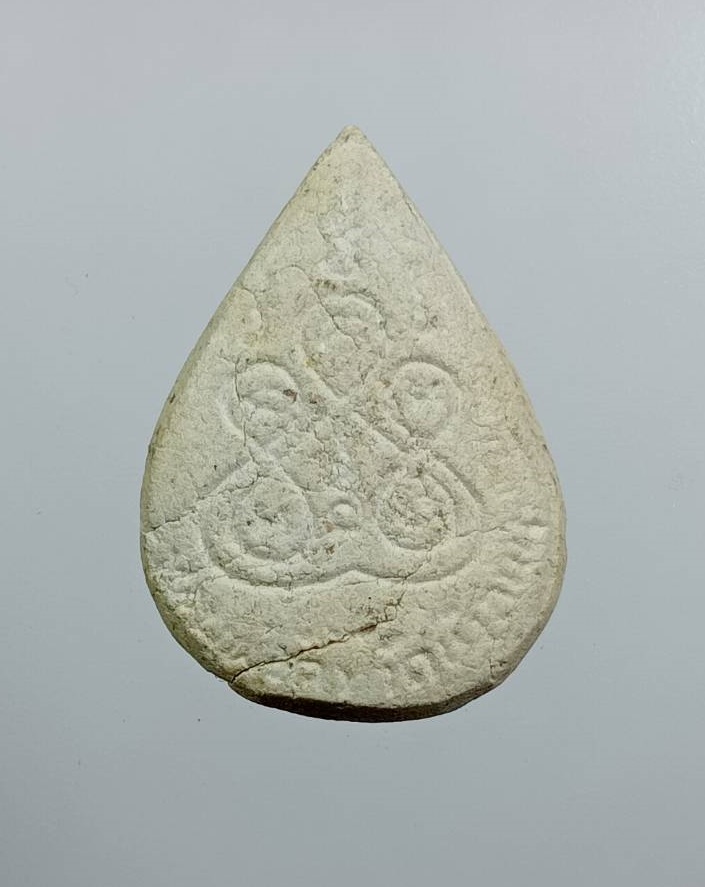 ผ3477 พระเนื้อผงพิมพ์ใบโพธิ์ หลวงพ่อติ้ว วัดหัวถนน จ.ชลบุรี ปี2529