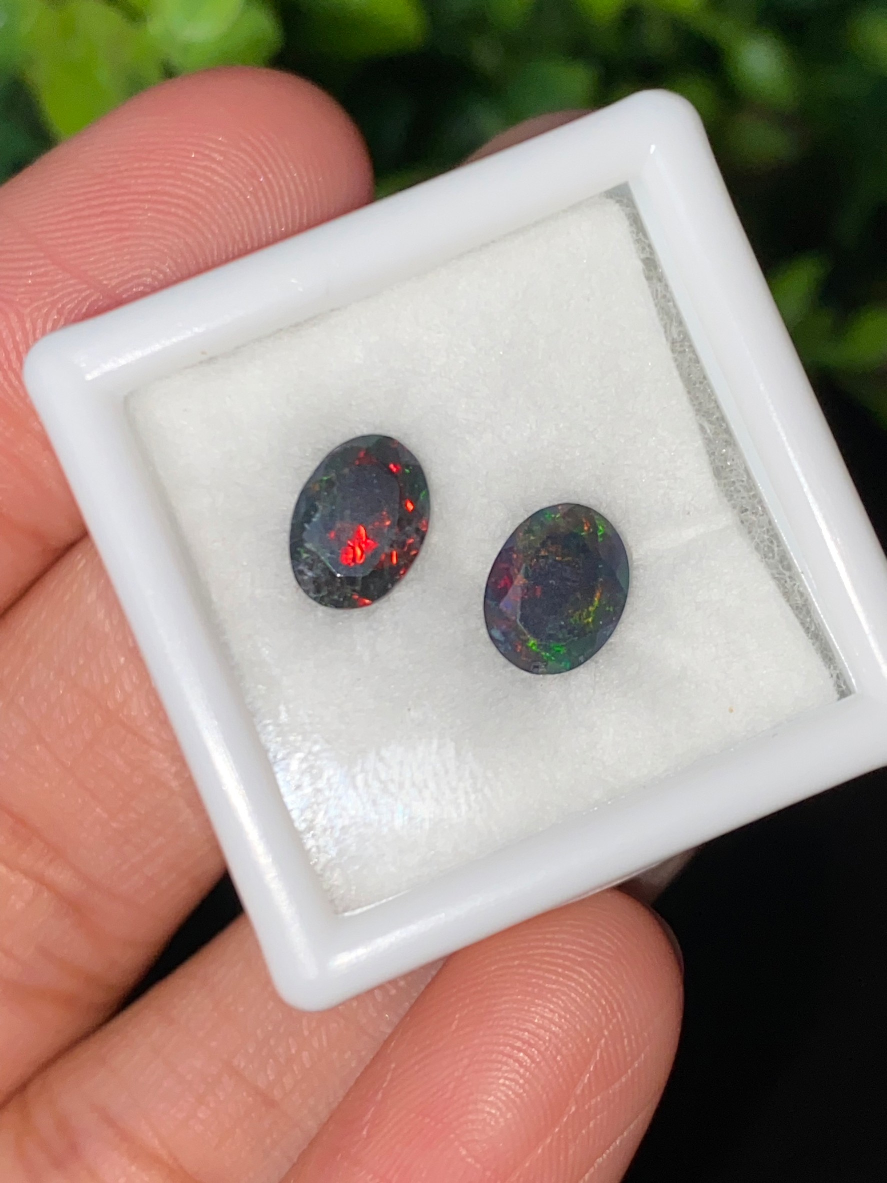 พลอย แบล็ก โอปอล Black Opal 1.22 กะรัต (Cts.) 2 เม็ด (Pcs.) พลอยแท้ อัญมณีมงคลประจําวันเกิด เครื่องประดับพลอย