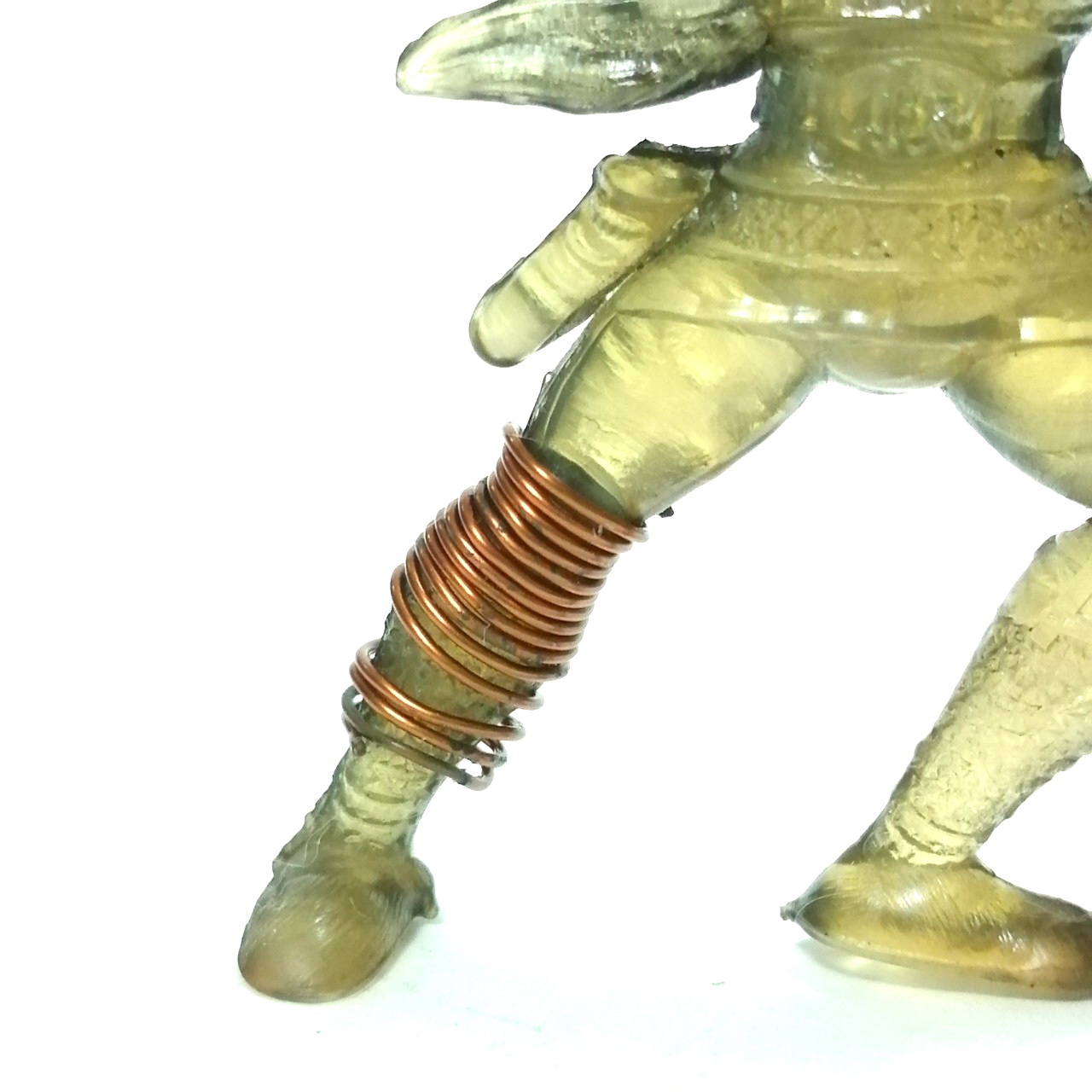 ตุ๊กตุ่นยางแอ๊นท์ ขบวนการห้ามนุษย์ไฟฟ้า สีเขียวอ่อน มีลวดพันขามาตั้งแต่แรกแล้ว ขนาด2-3นิ้ว เก่าเก็บตามสภาพมีรอย