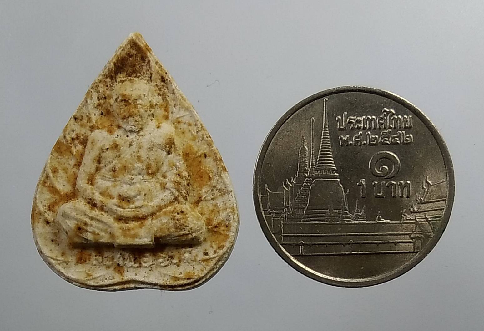 ก124 เนื้อผงใบโพธิ์ หลวงพ่อฮวด วัดดอนโพธิ์ทอง จ.สุพรรณบุรี รุ่นอายุ 83 ปี