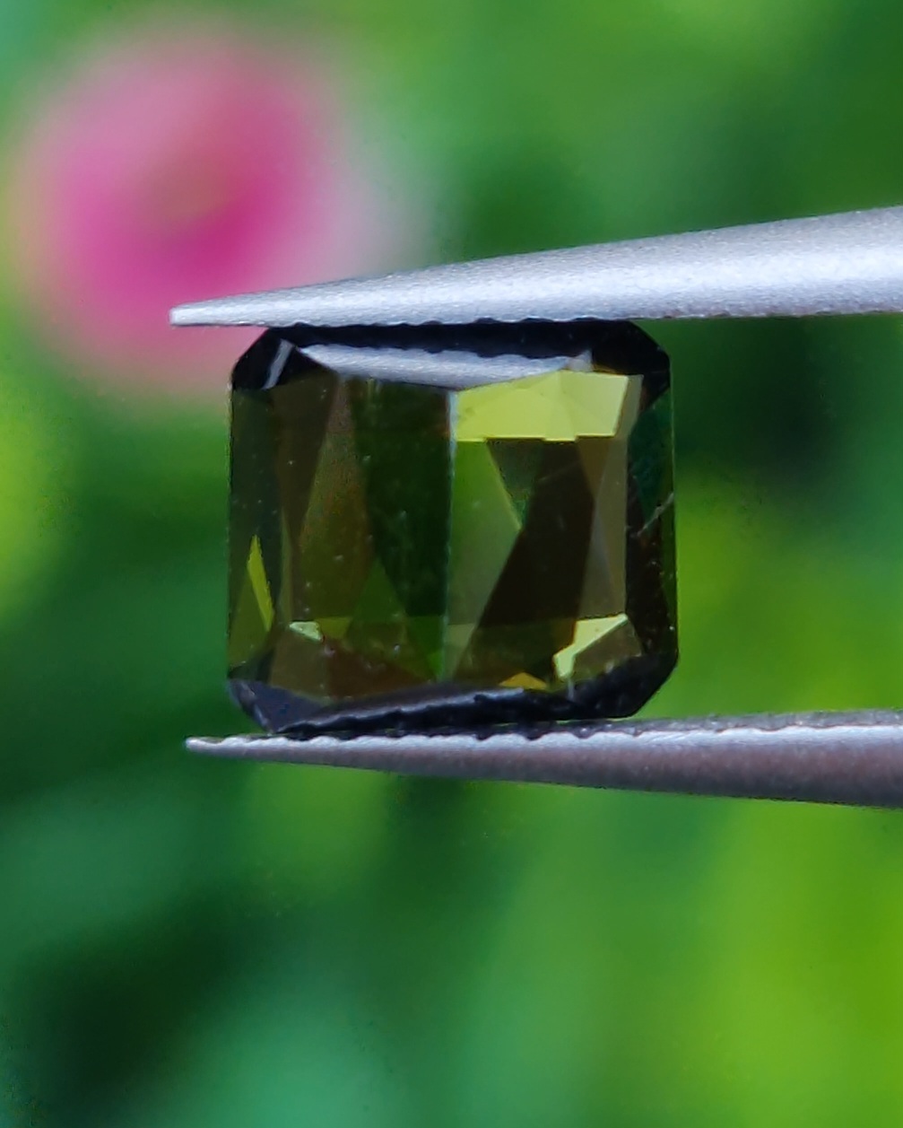 พลอย กรีน ทัวร์มารีน (Green Tourmaline) 1.07 กะรัต (Cts.) อัญมณีมงคลประจําวันเกิด เครื่องประดับพลอย