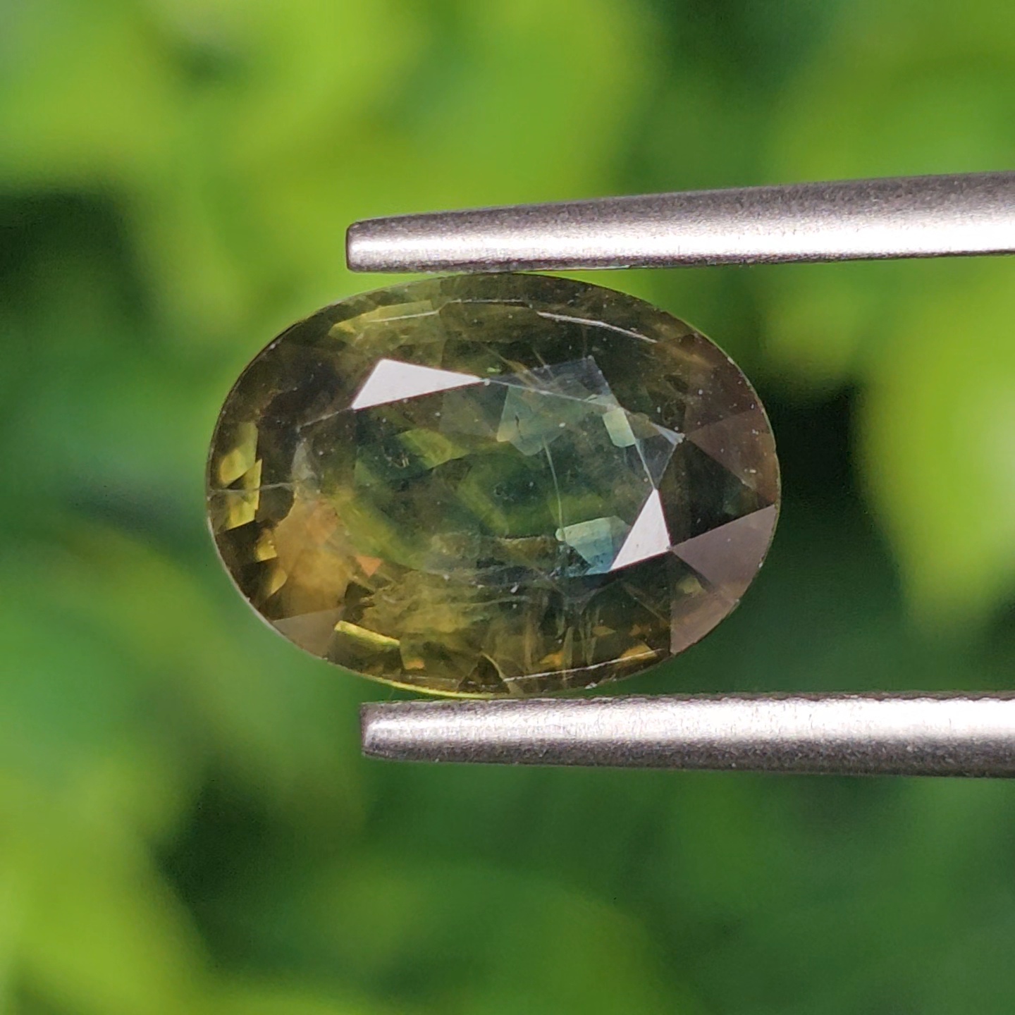 พลอย เขียวส่อง Green Sapphire 2.87 กะรัต (Cts.) พลอยแท้ อัญมณีมงคลประจําวันเกิด เครื่องประดับพลอย