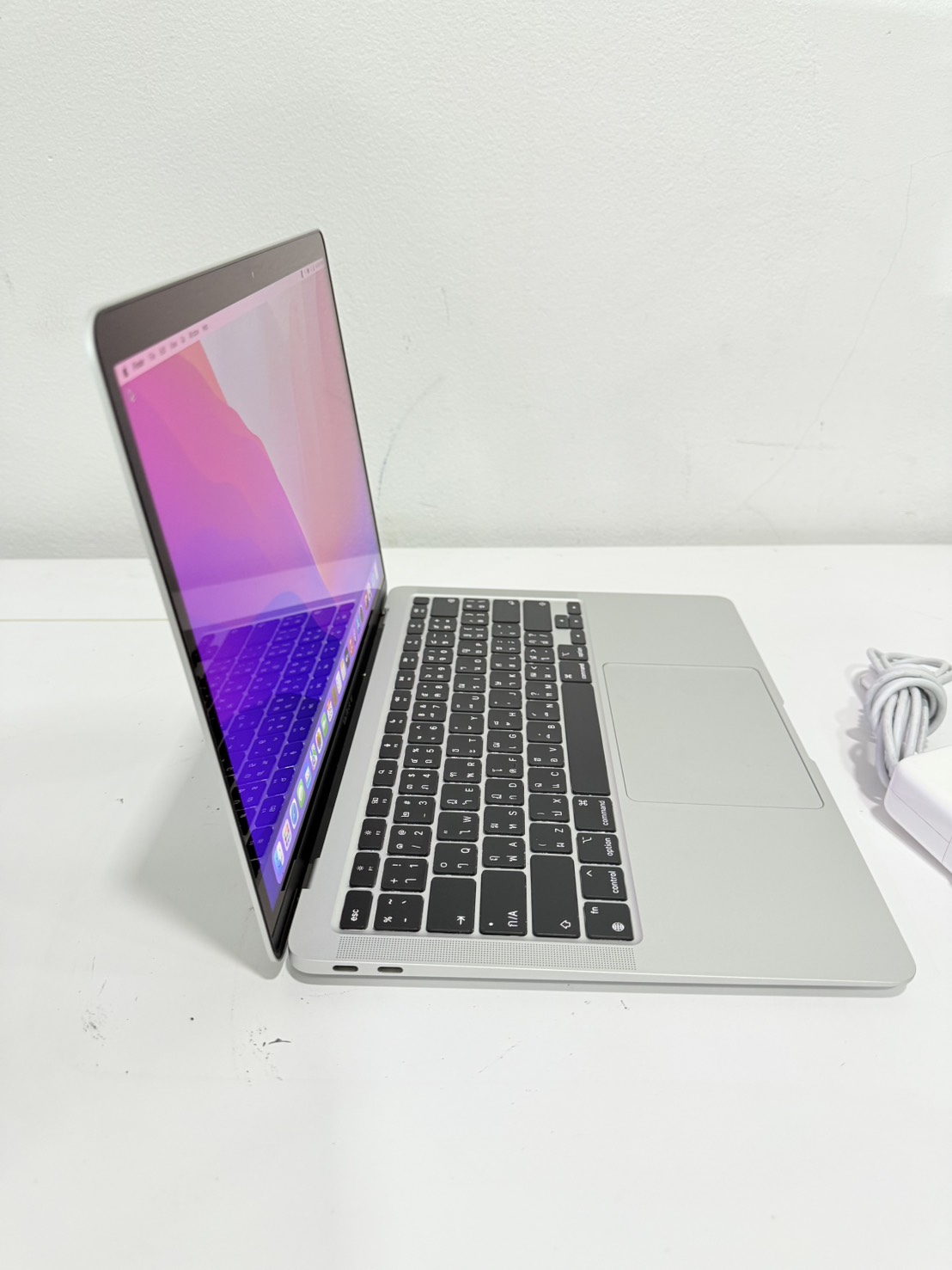 Apple Macbook Air 2020(M1/8GB/256GB)+Adapter จอมีรอยคีย์บอร์ด เครื่องบุบตรงมุมนิดนึง