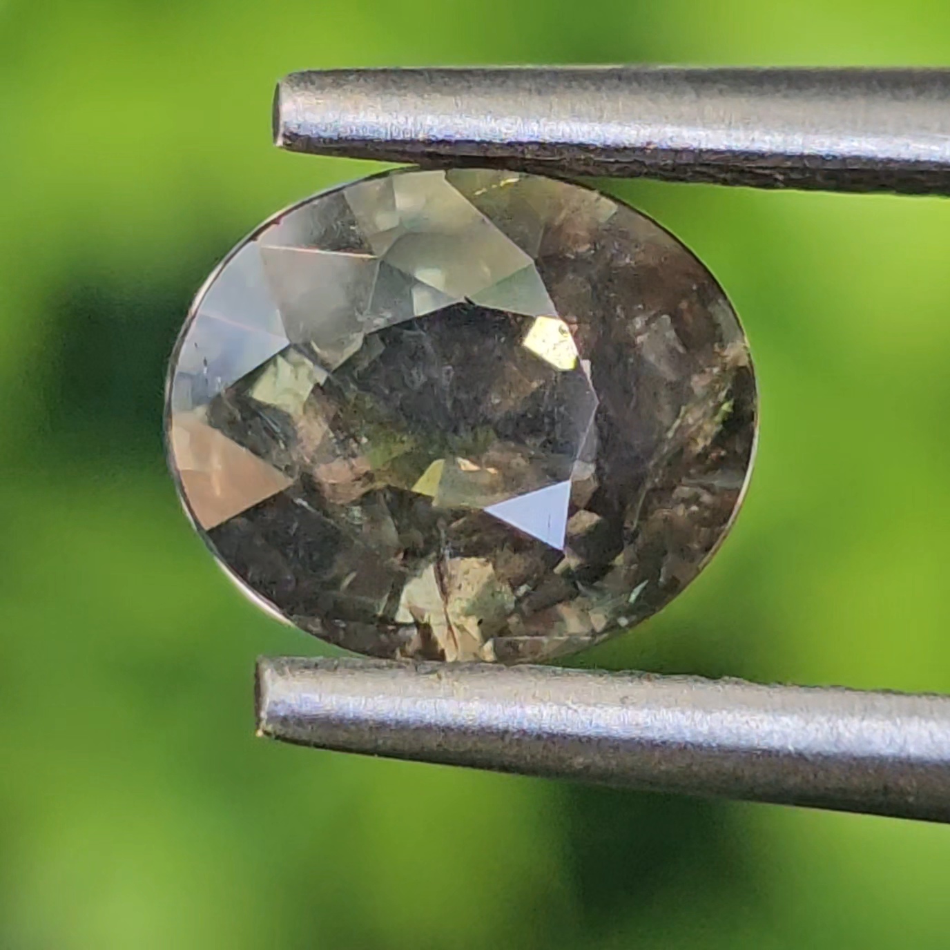 พลอย เขียวส่อง Green Sapphire 1.13 กะรัต (Cts.) ดิบ Unheated พลอยแท้ อัญมณีมงคลประจําวันเกิด เครื่องประดับพลอย