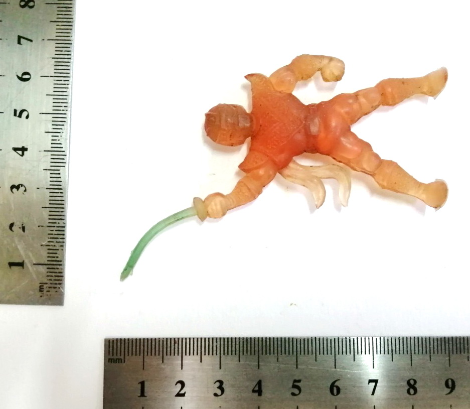 ตุ๊กตุ่นยางใสสีส้ม 2.5 นิ้ว ขบวนการไม่ทราบชื่อ สภาพเก่าเก็บสะสม สภาพดี ไม่มีส่วนชำรุด ดาบครบ สีเปลี่ยนตามกาลวลาบ้าง