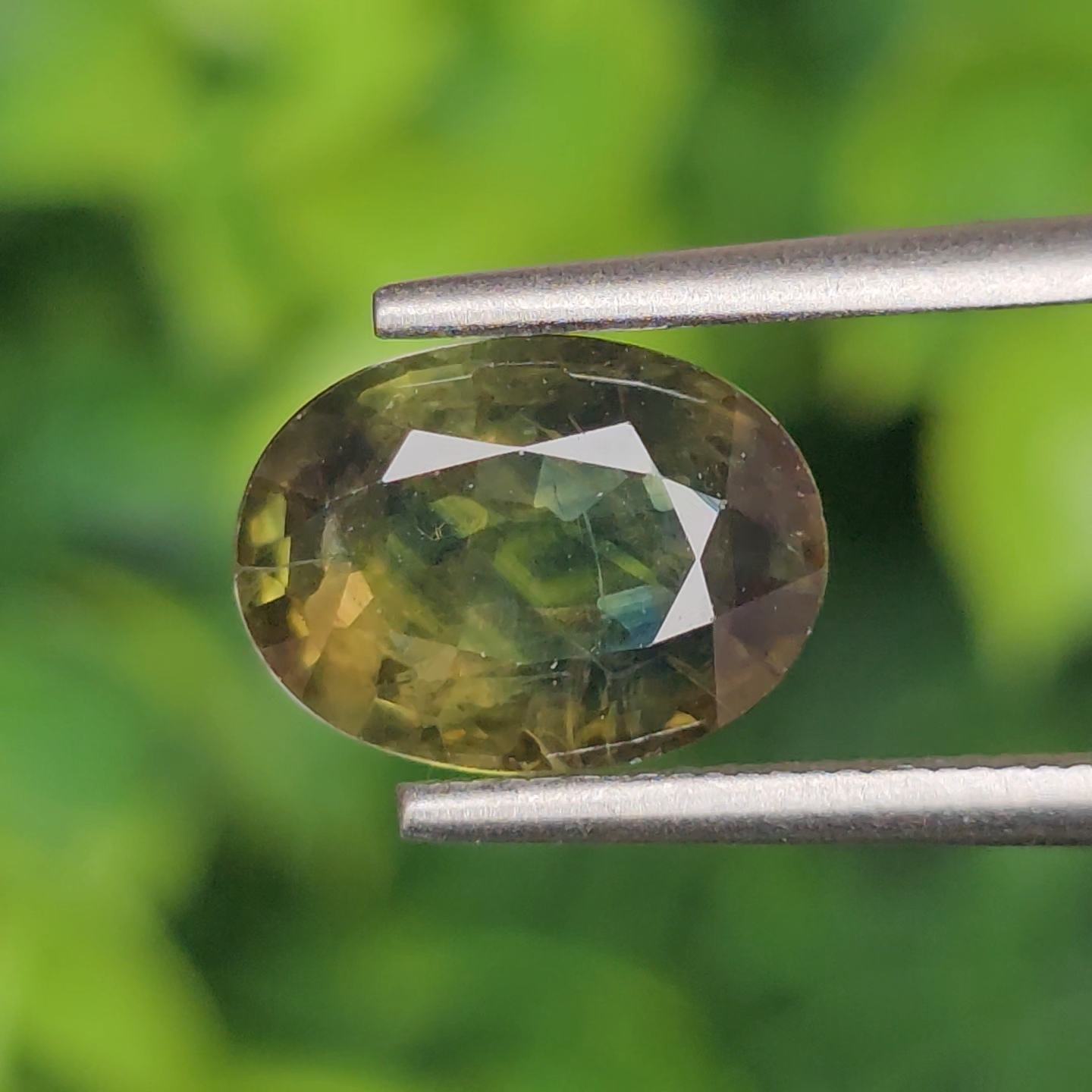 พลอย เขียวส่อง Green Sapphire 2.87 กะรัต (Cts.) พลอยแท้ อัญมณีมงคลประจําวันเกิด เครื่องประดับพลอย