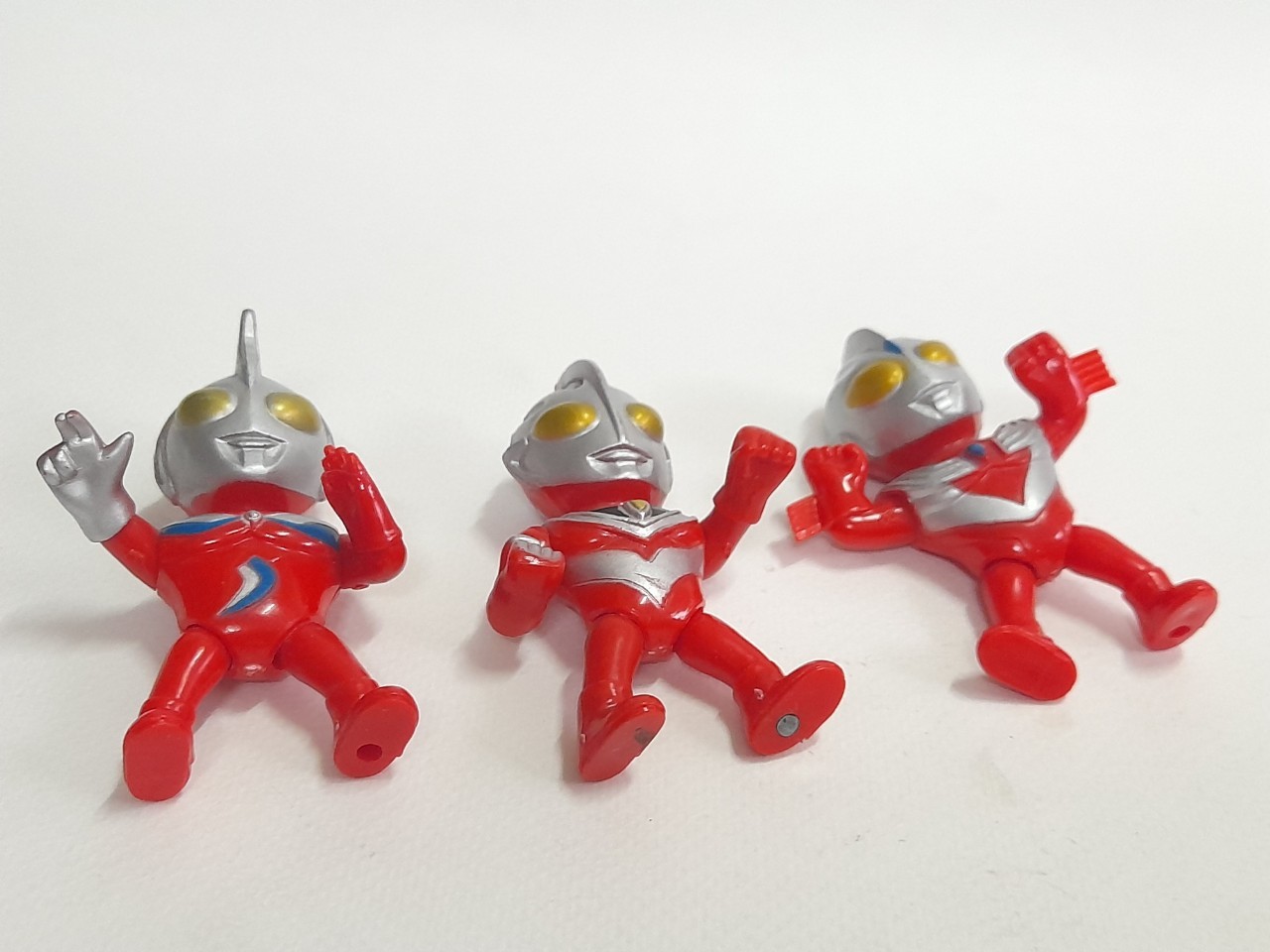มีหลายภาพ,เซ็ทอุลตร้าแมน งานพลาสติก งานเก่าเรทโทร ไม่มีตัวปั๊ม ขนาดตามรูป มีอุลตร้าแมนคอสมอส,อุลตร้าแมนไกอา และอุลตร้าแมนทีก้า ค่อนข้างหายากงานเก่าสภาพดีมีรอย มีตำหนิบ้าง